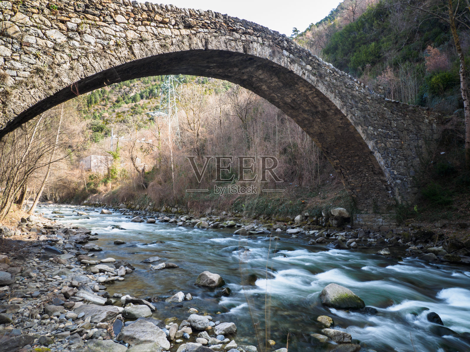 安道尔中世纪的干石桥。照片摄影图片