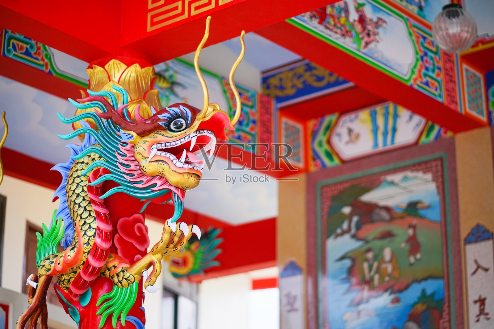 中国龙，一个美丽的细节丰富的中国龙，建筑在中国寺庙，旅游景点。照片摄影图片