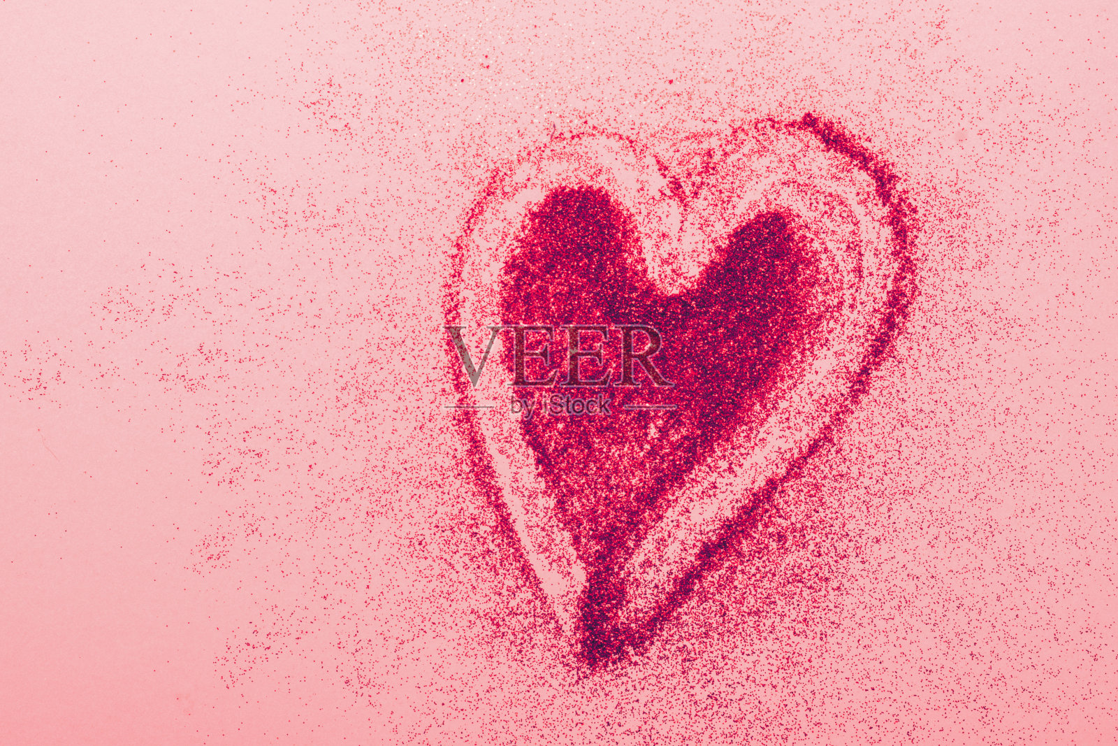 红色的心象征着爱，闪耀着粉红色的背景。情人节化妆品概念。水平帧复制空间。照片摄影图片