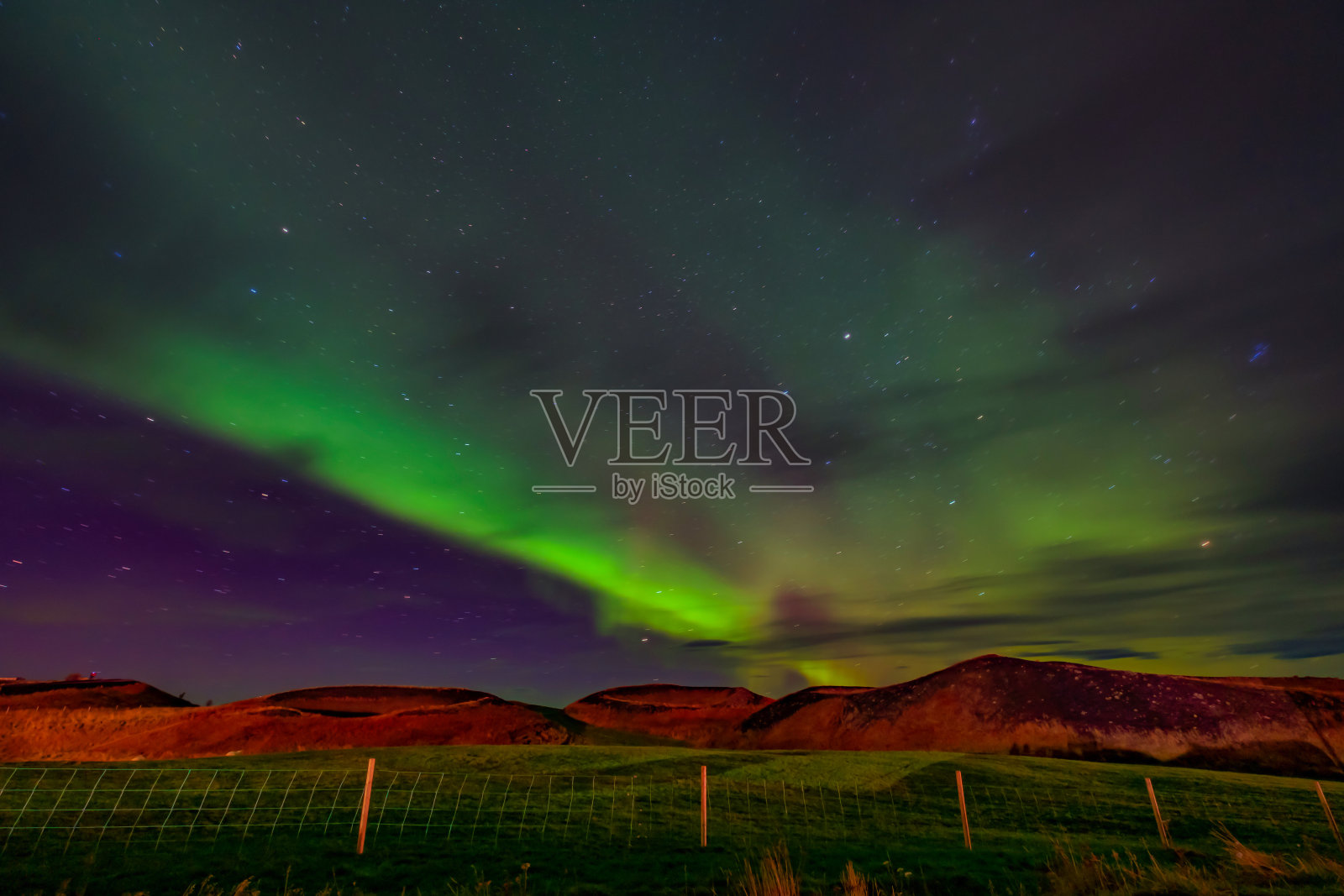 北极光(北极光)反射在冰岛的一个湖上照片摄影图片