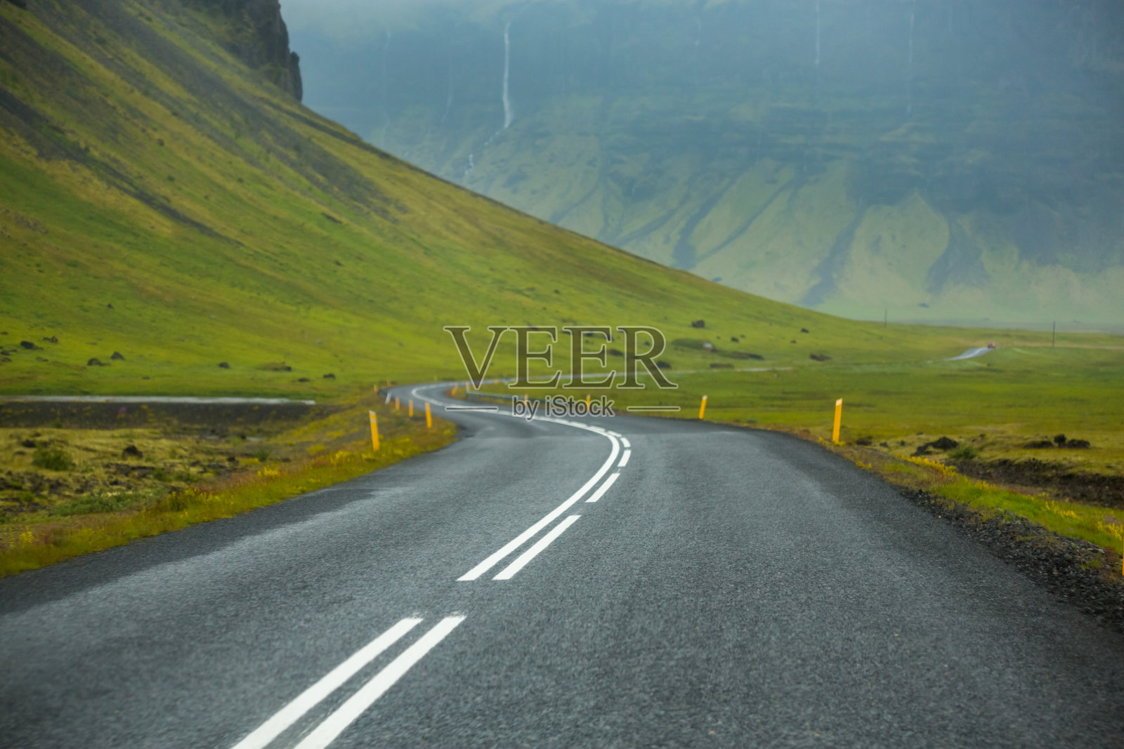 冰岛空无一人的道路照片摄影图片