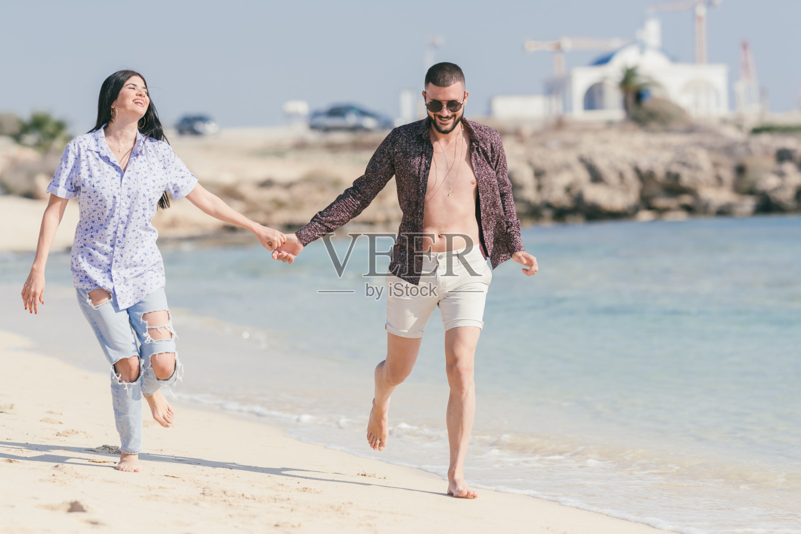 海滩上一对快乐的情侣照片摄影图片