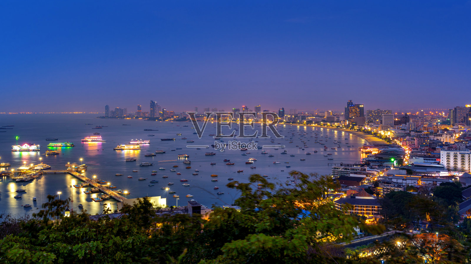 泰国芭堤雅夜景。照片摄影图片