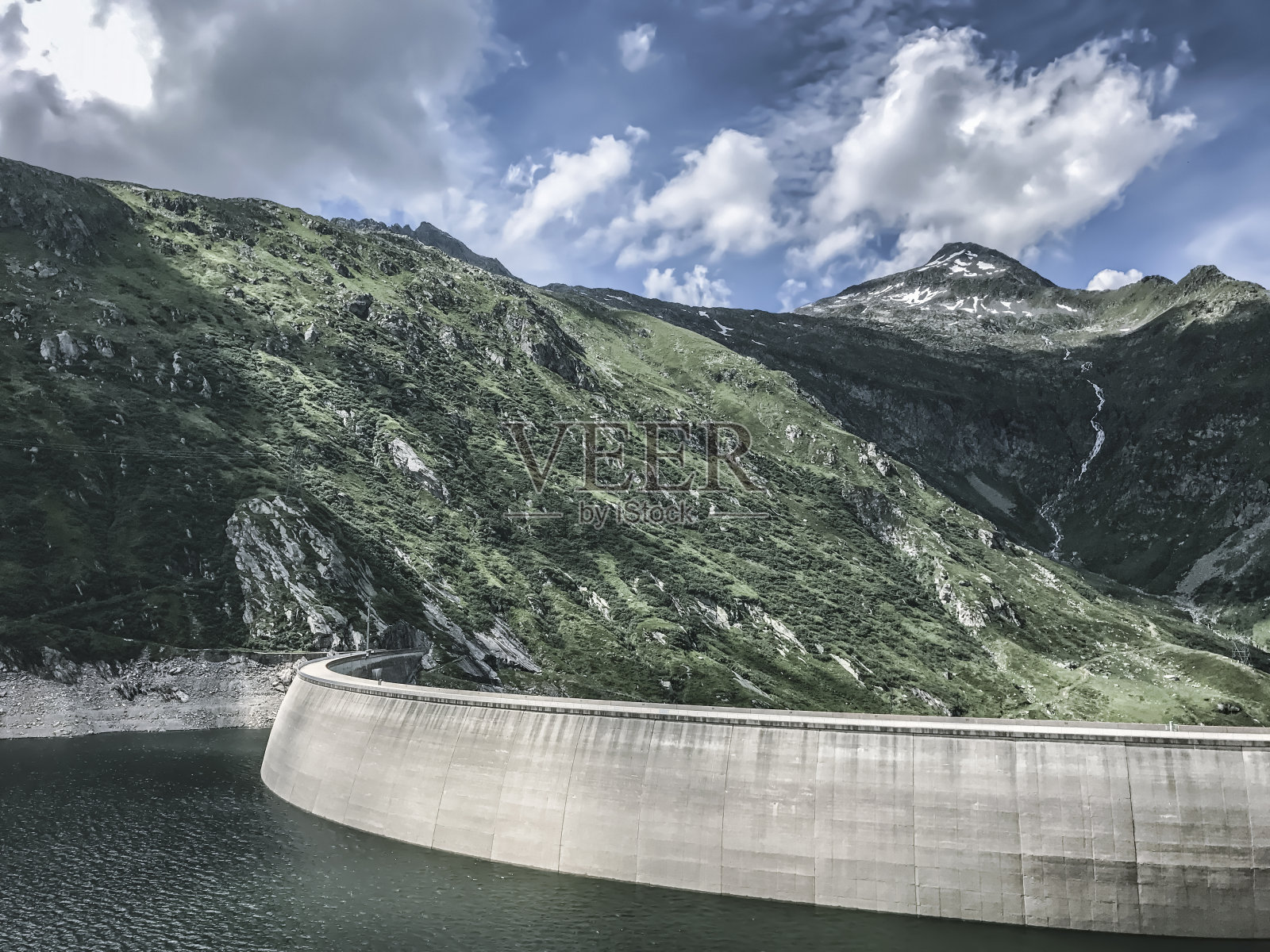 瑞士格劳宾登山上一个湖上的大坝照片摄影图片