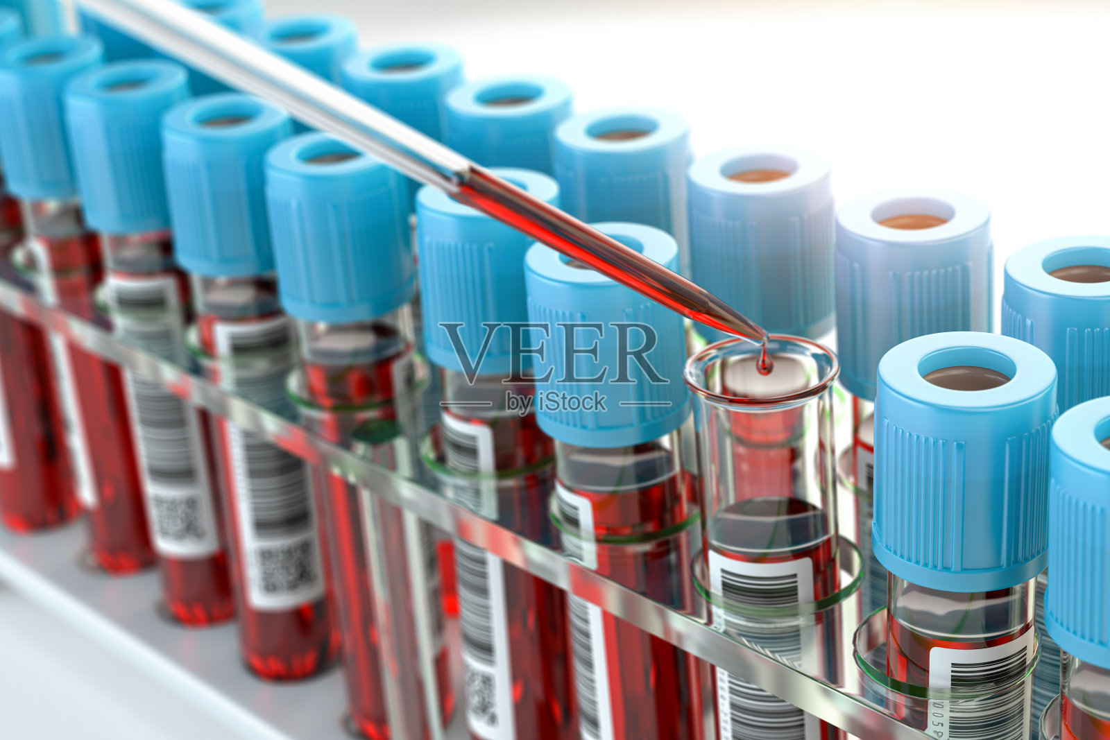 医学实验室的血液检测管和向其中一根管中添加液体的血液检测移液管。照片摄影图片