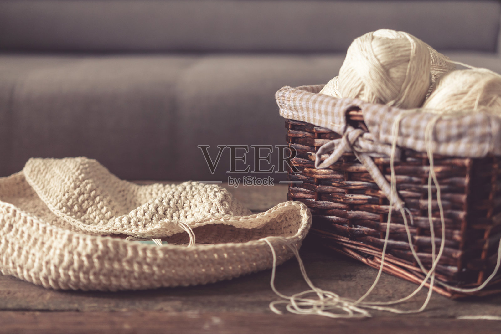 针织。钩织是一种爱好和生活方式，女人的手编织从轻纱线在家里，心情，舒适，零浪费，手工，lagom拥抱舒适，长横幅照片摄影图片