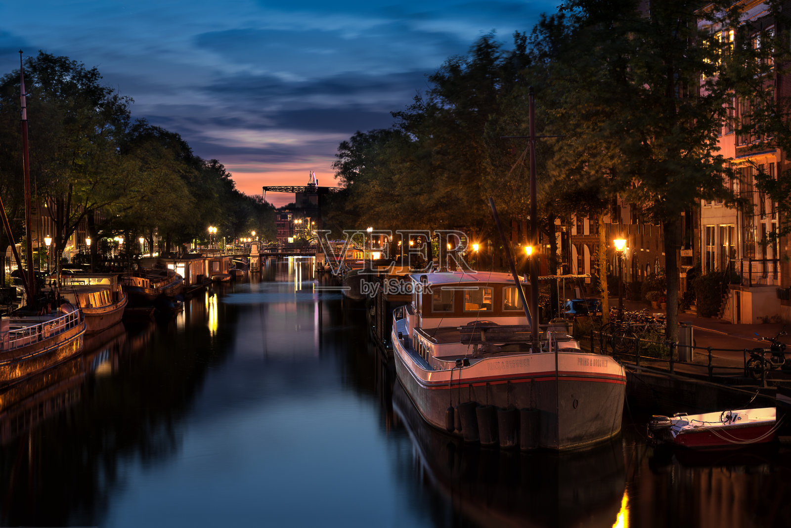 日落时阿姆斯特丹运河的景色照片摄影图片