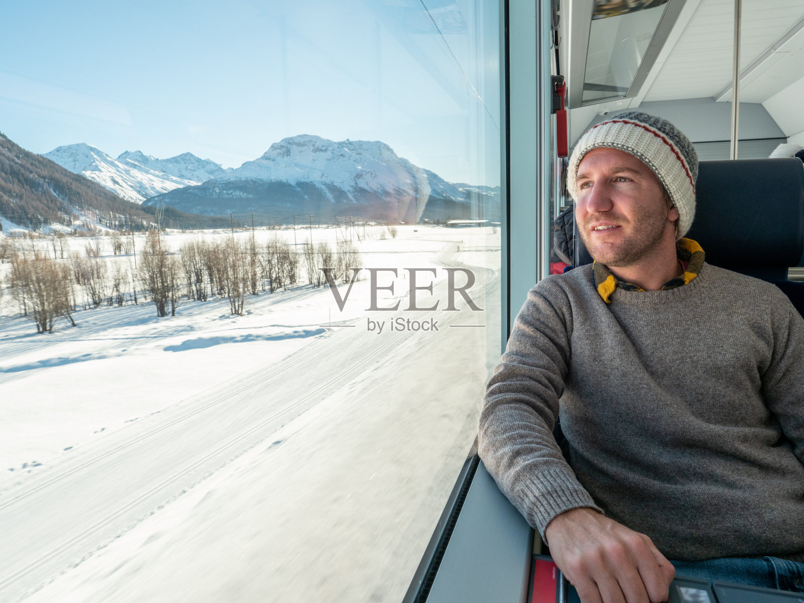 在瑞士乘火车旅行的年轻游客透过窗户看照片摄影图片