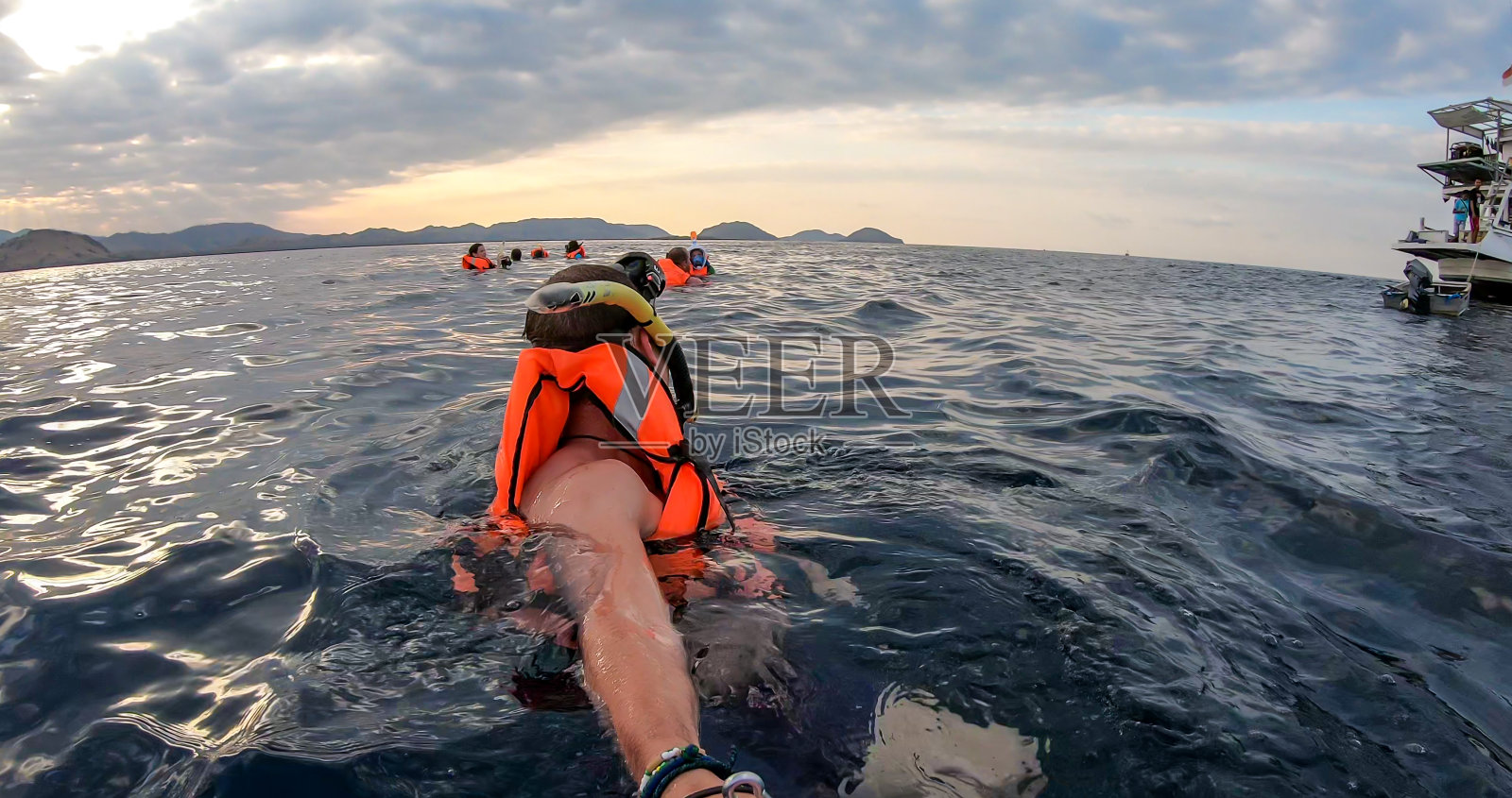 科莫多-一名男子在公海上自拍照片摄影图片