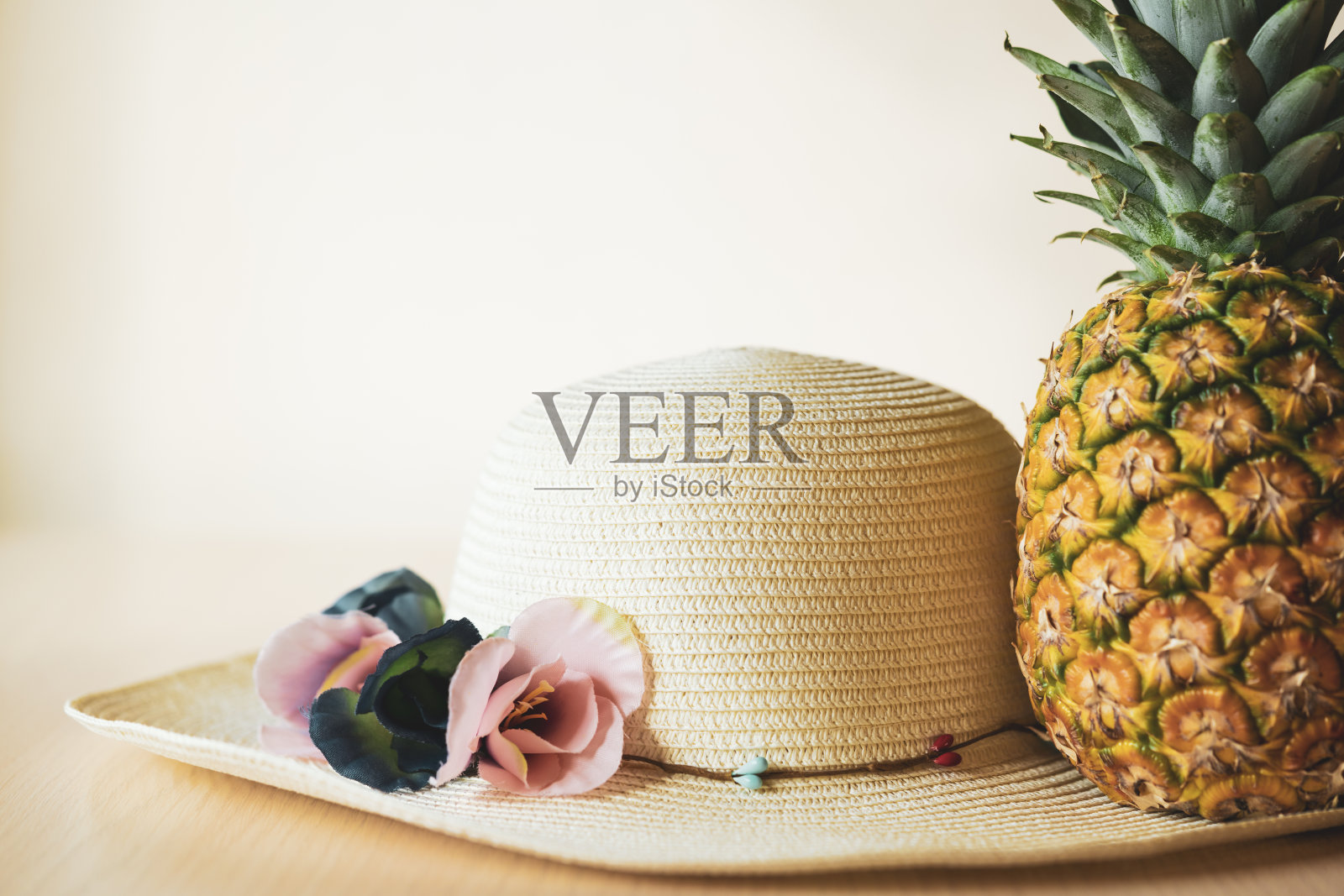 草帽和菠萝象征着到温暖的热带国家旅游照片摄影图片
