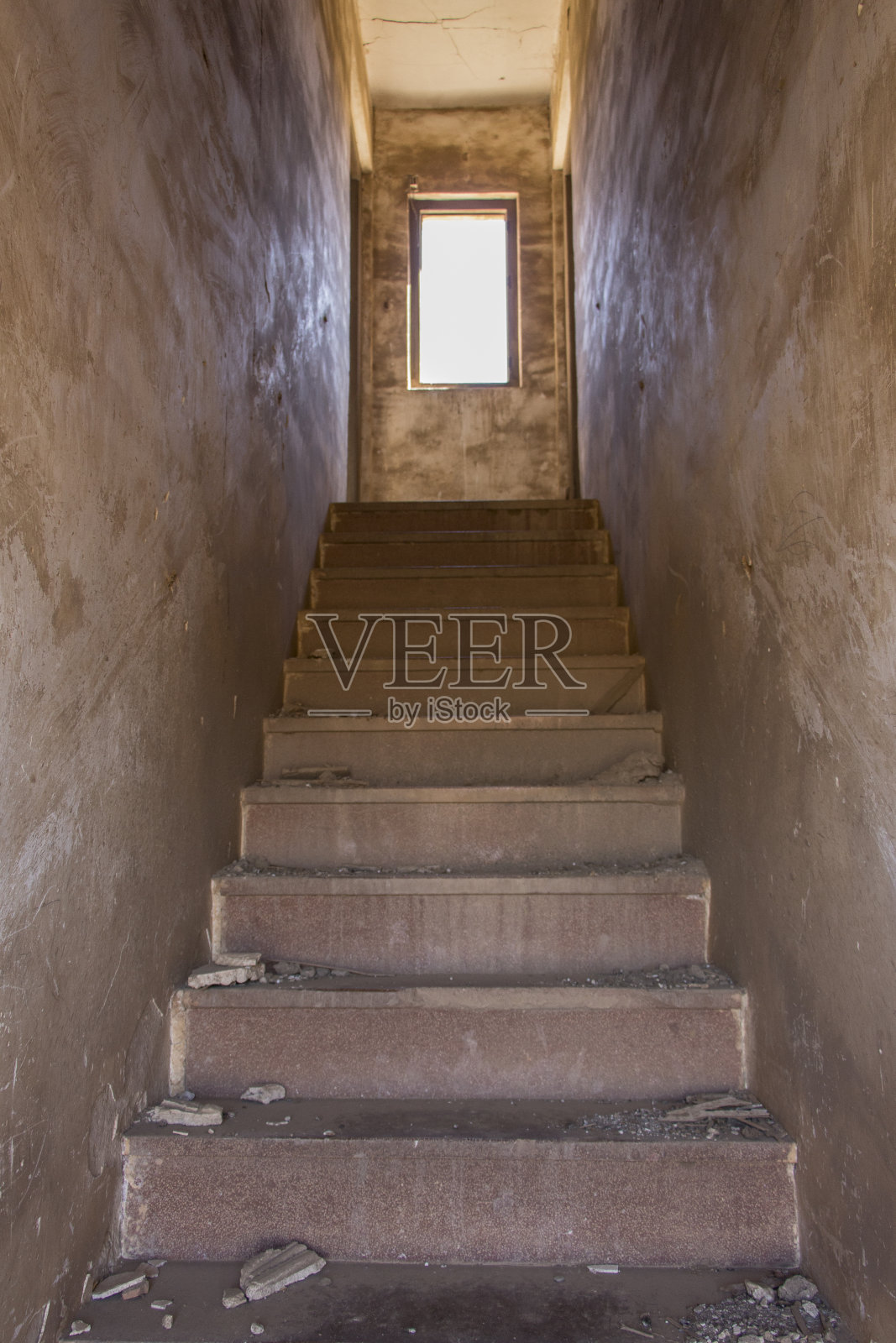 楼梯和窗户在被忽视的旧建筑内部视图，旧楼梯内部一个被遗忘的家，楼梯向上的光照片摄影图片
