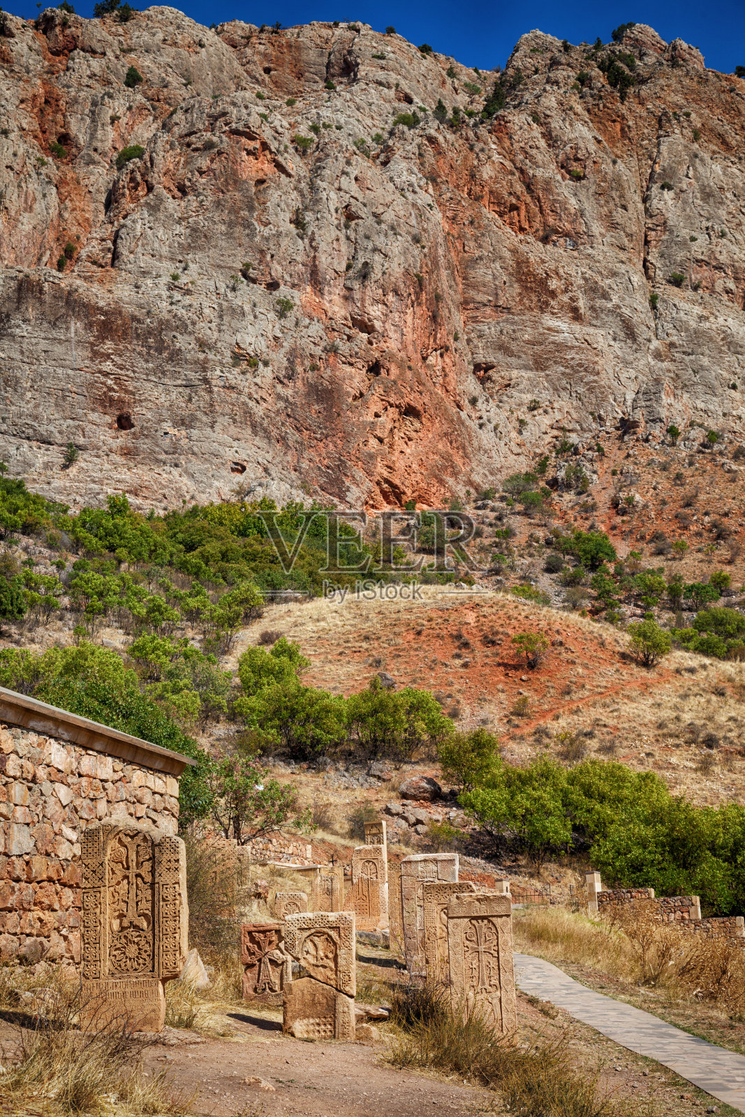 亚美尼亚Noravank修道院的十字石，红色的岩石山脉。照片摄影图片