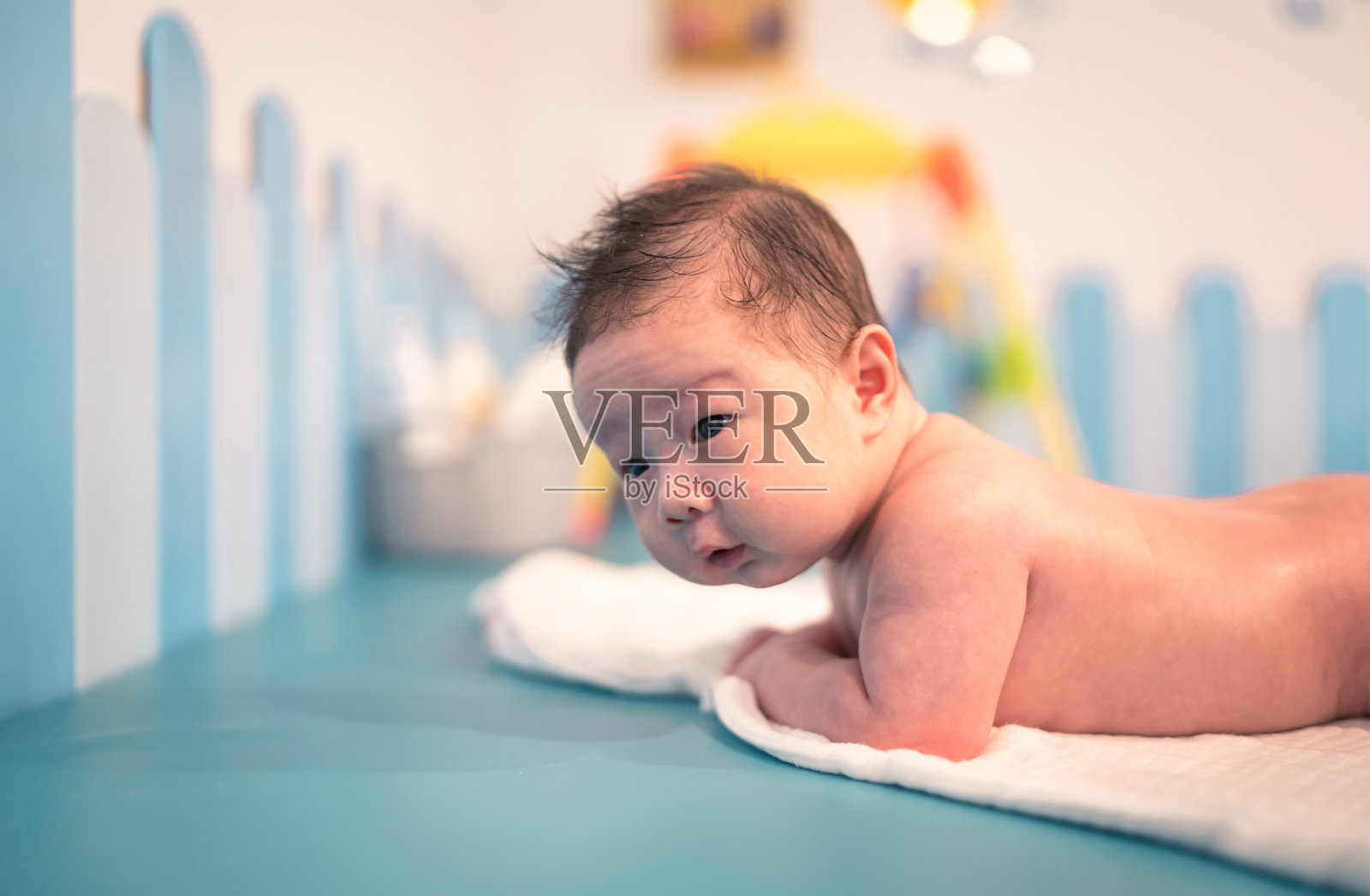 可爱的新生男婴洗澡后裹着毛巾照片摄影图片