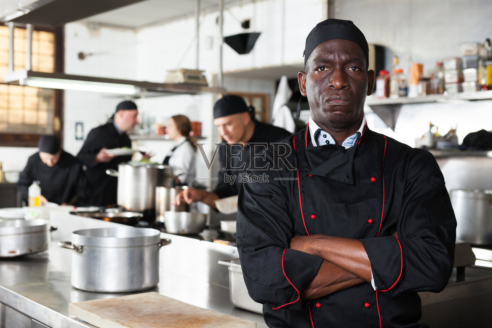 非裔美国人自信的厨师男在餐厅厨房照片摄影图片