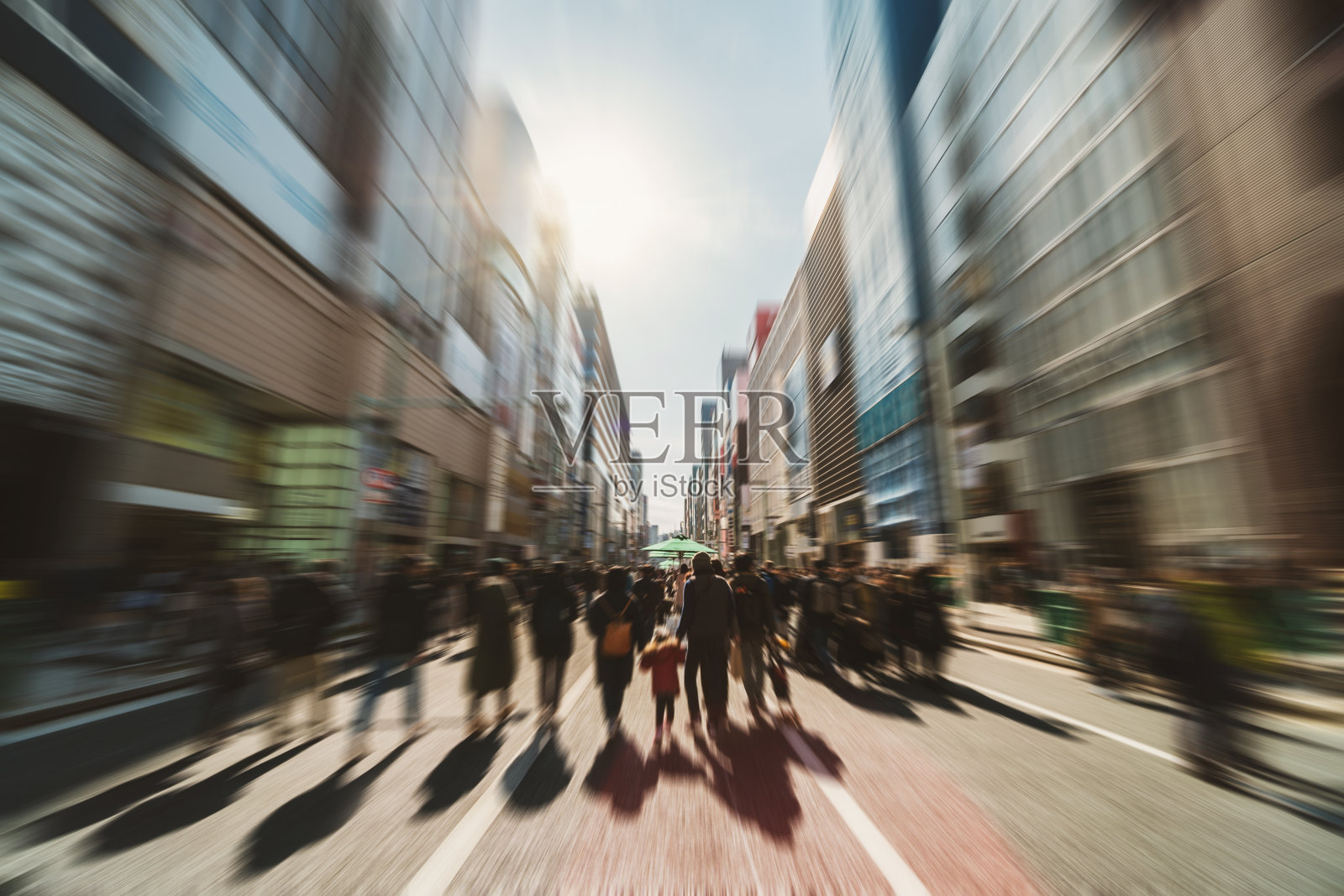日本银座步行街，上下班高峰时间，模糊的人群，辨认不出的商业人士照片摄影图片