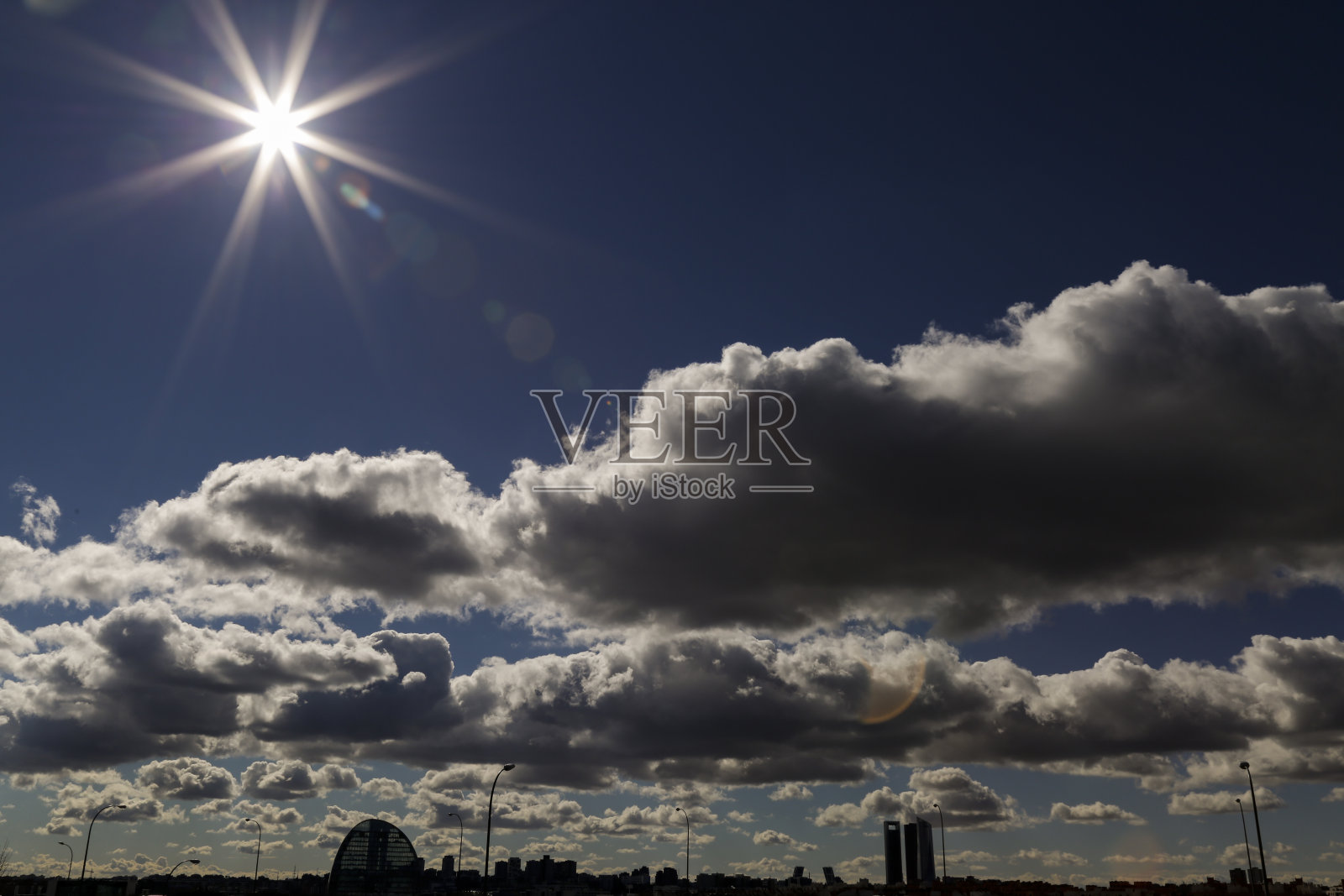 马德里城市剪影全景日落与摩天大楼和蓝天与云。全景照片摄影图片