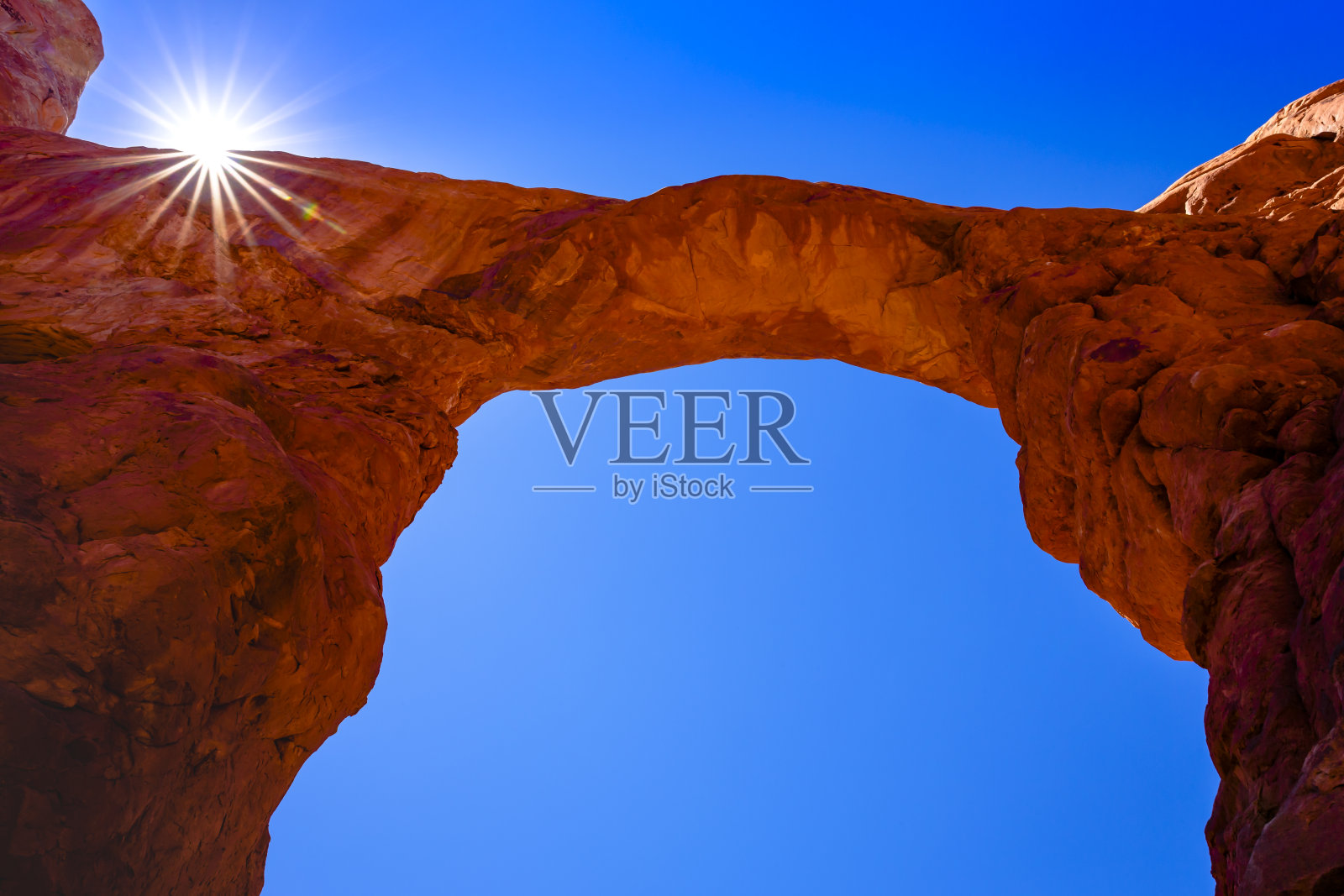 在阳光明媚的日子里，美国犹他州峡谷地的拱门，引人注目的景观照片摄影图片