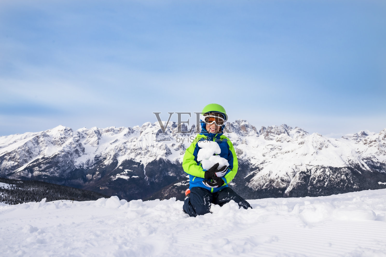孩子们在阿尔卑斯山的高海拔滑雪坡上玩得很开心照片摄影图片