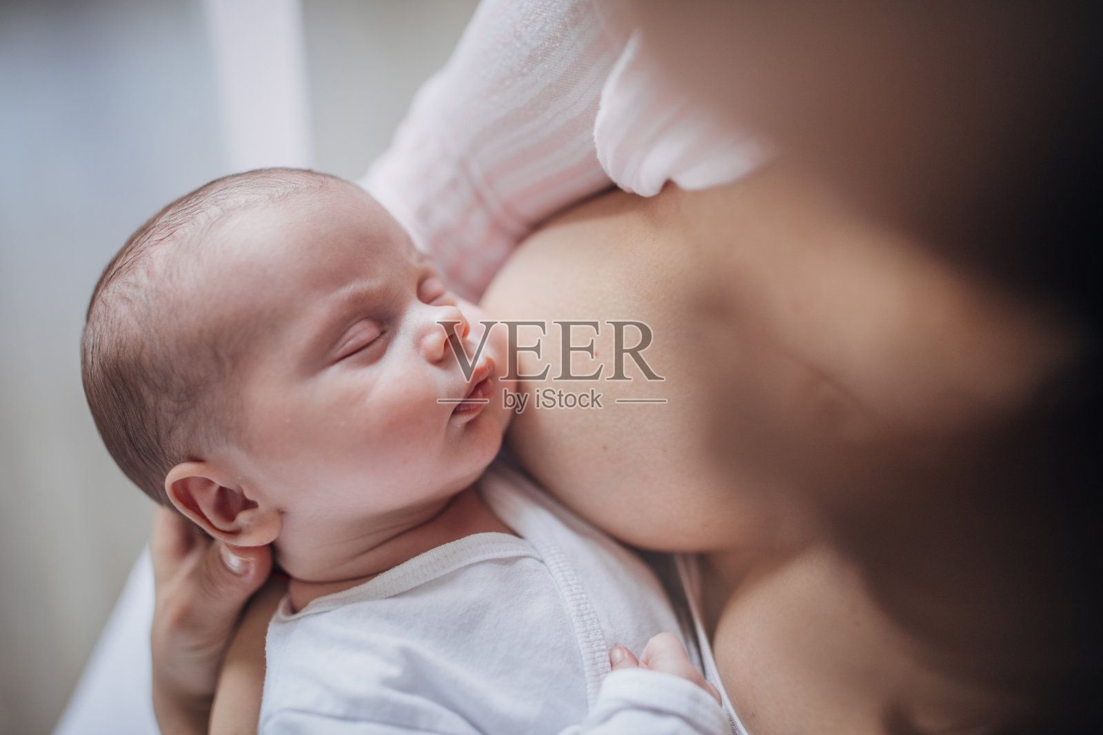母亲母乳喂养婴儿照片摄影图片