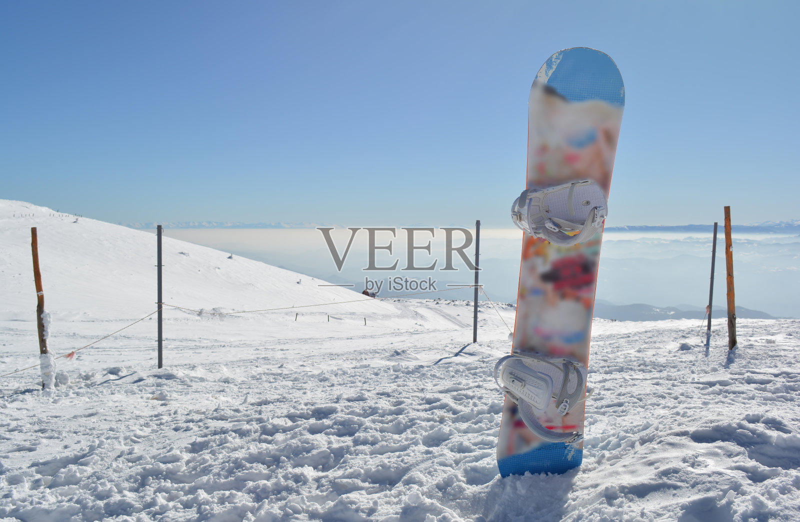 滑雪板在雪中垂直留下，大量的复制空间照片摄影图片