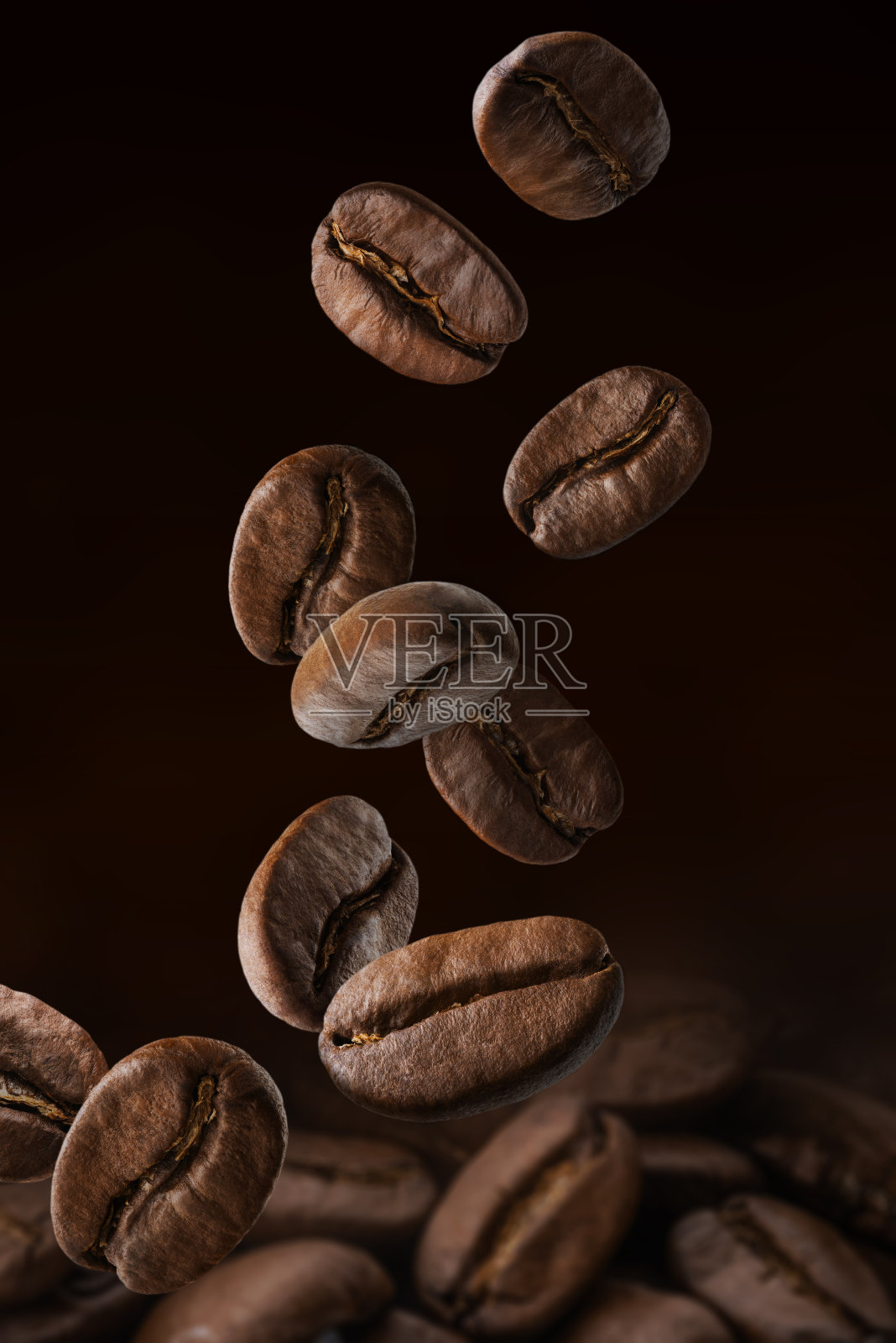 烘培的咖啡豆堆在地上。黑暗的颜色照片摄影图片