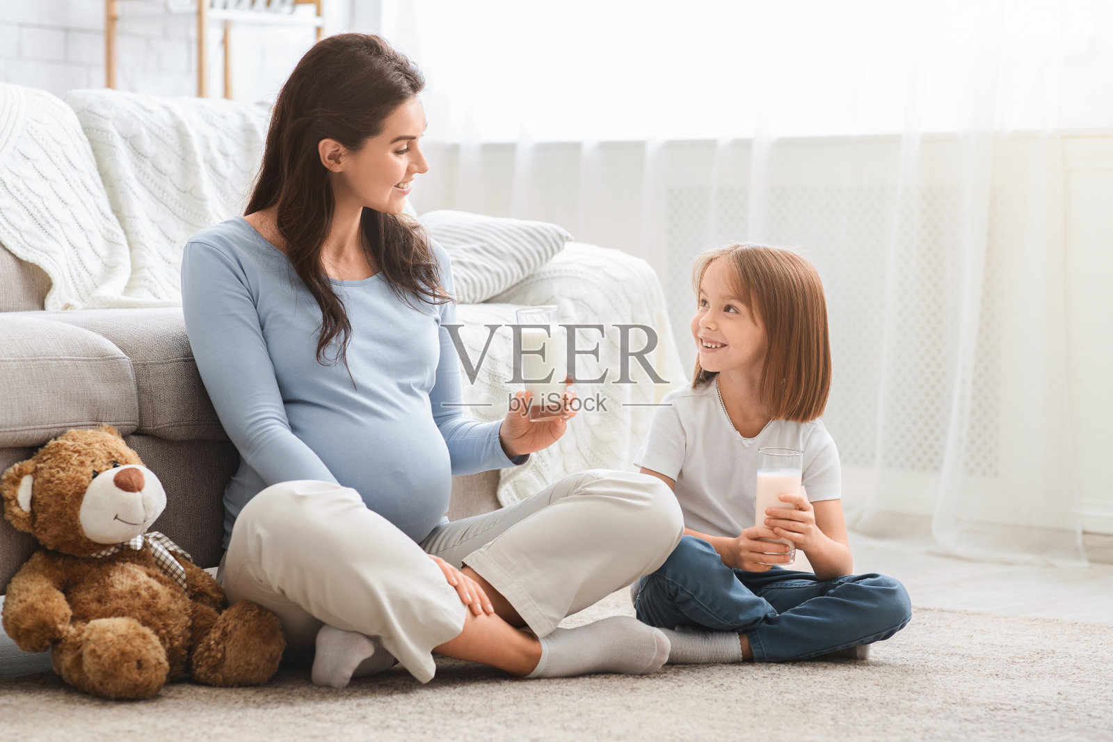 健康的孕妇和小女儿喝着牛奶照片摄影图片