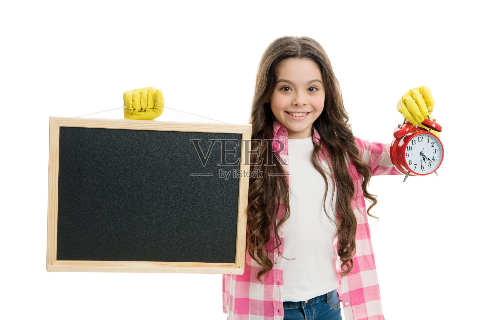 它的类。快乐的小女孩拿着空白的黑板和闹钟。时间的概念。练习良好的时间管理。完美的时间精度，拷贝空间照片摄影图片