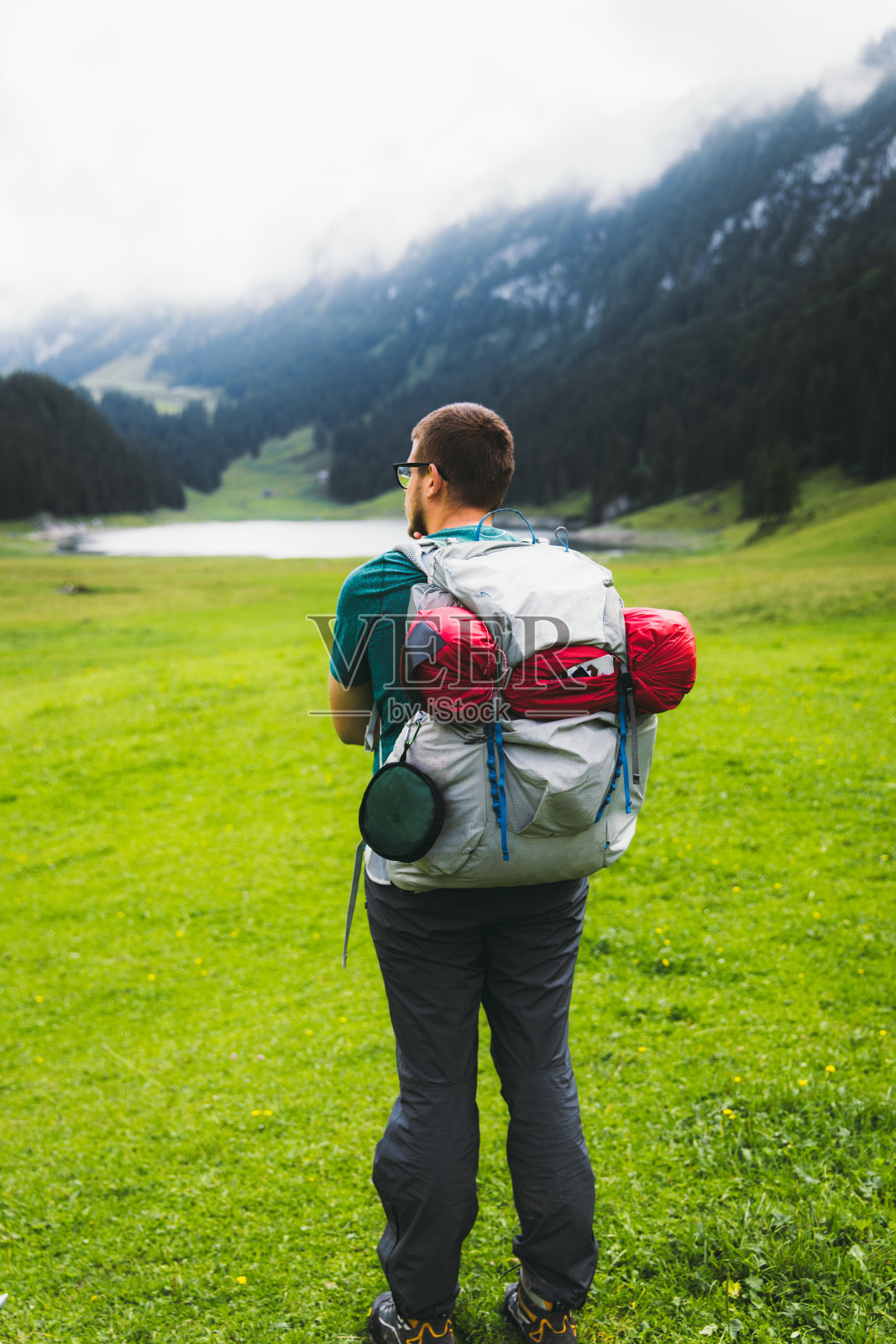 年轻的背包客在瑞士徒步旅行后放松照片摄影图片