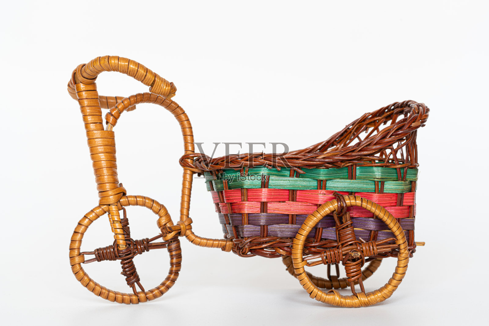手工编织的玩具自行车。竹藤自行车。装饰手工制作的自行车。照片摄影图片