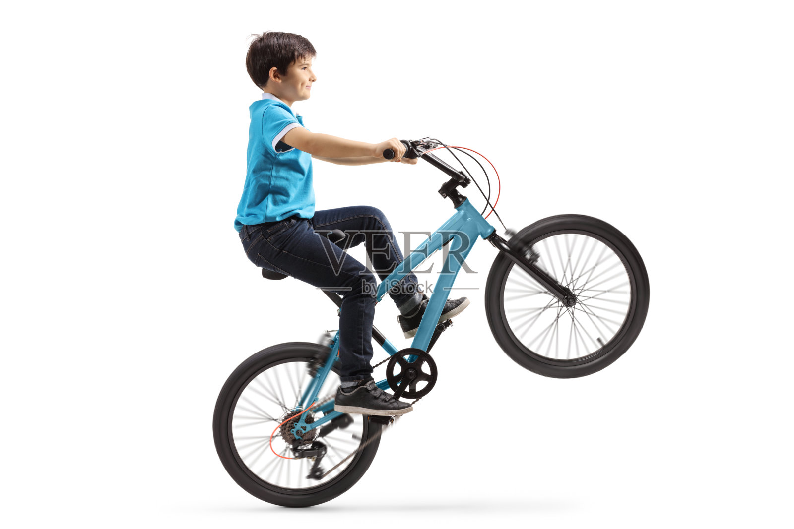 男孩表演自行车杂技，骑着一只轮子照片摄影图片