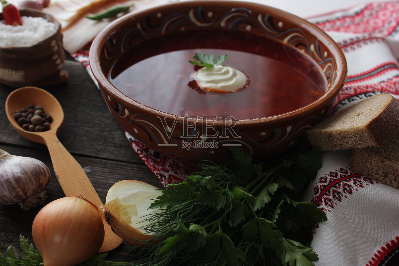 传统的乌克兰俄罗斯罗宋汤。红甜菜根汤配白奶油罗宋汤。甜菜根美味的汤。传统的乌克兰料理照片摄影图片