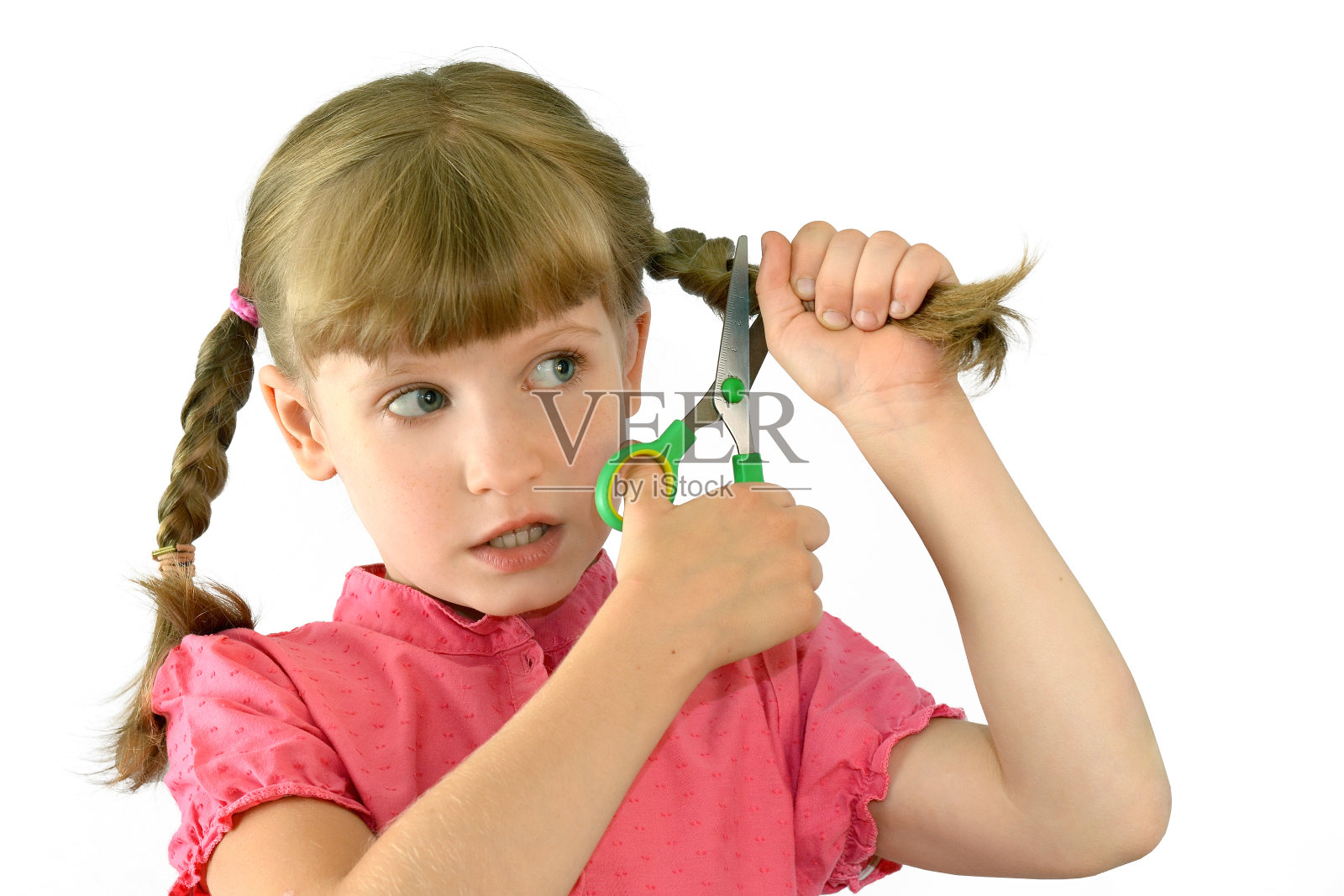 一个小孩在给小女孩做头发照片摄影图片