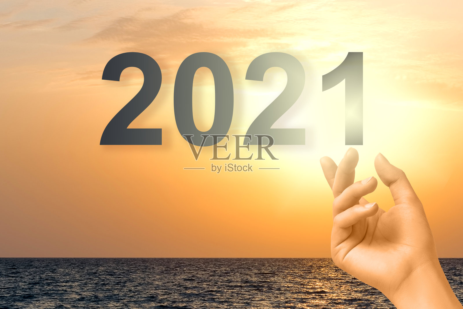 新题词2021开始的概念，以海洋为背景。这个女孩手里拿着数字2001。照片摄影图片