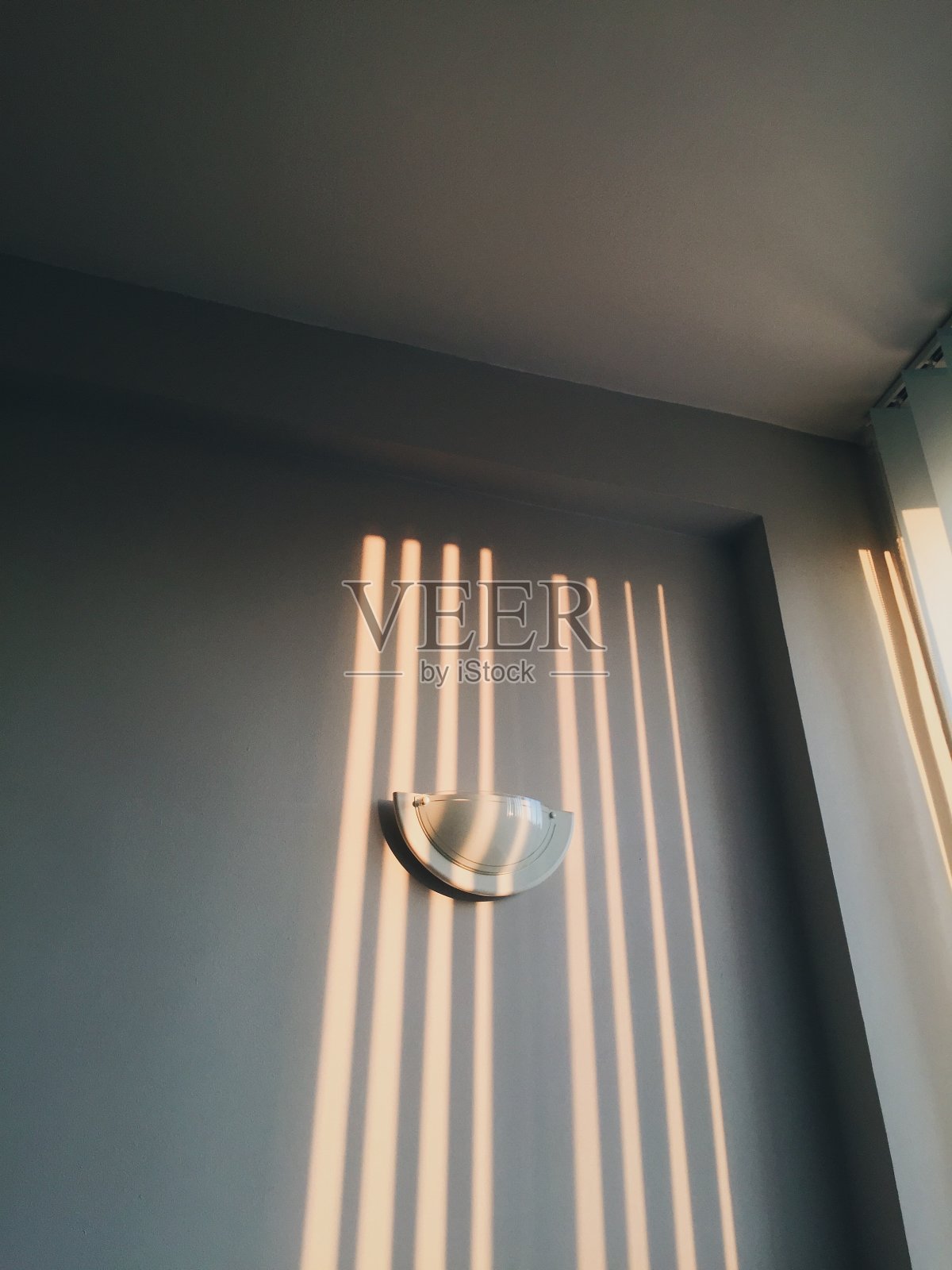 墙上的灯。太阳光照片摄影图片
