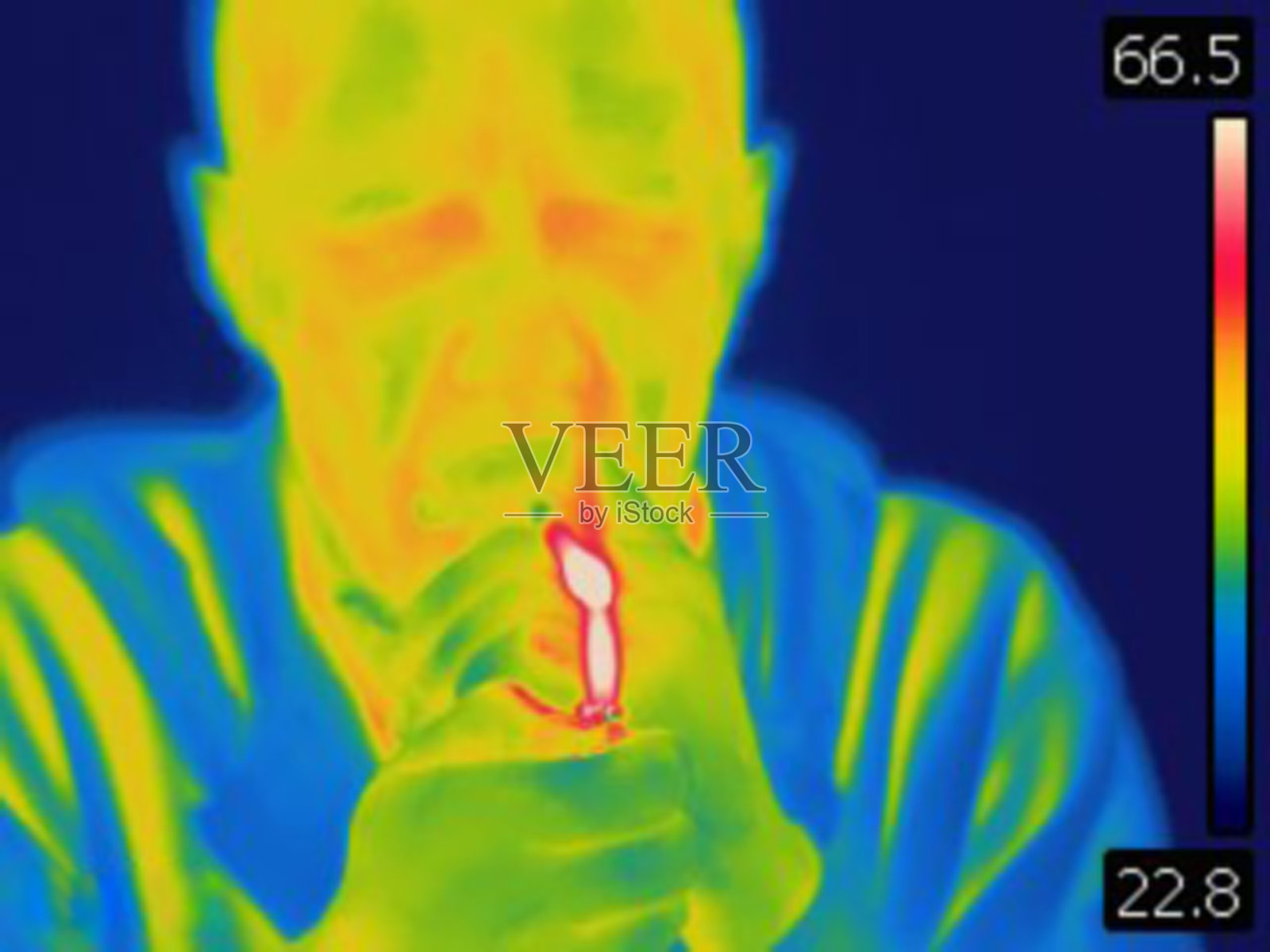 吸烟男子的热成像照片摄影图片