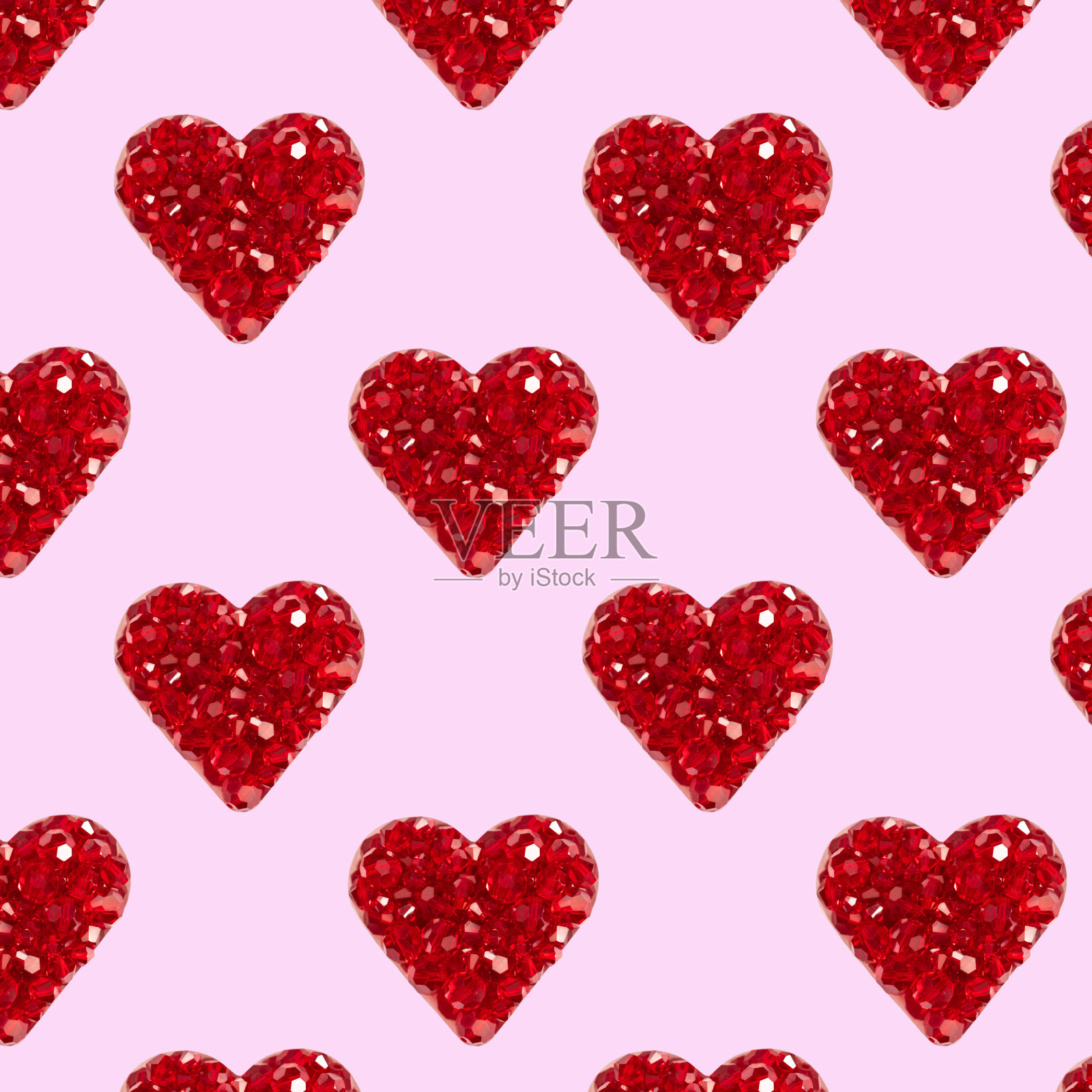 无缝模式与红色的心在粉红色的背景。闪亮的珠心。情人节的概念。照片摄影图片
