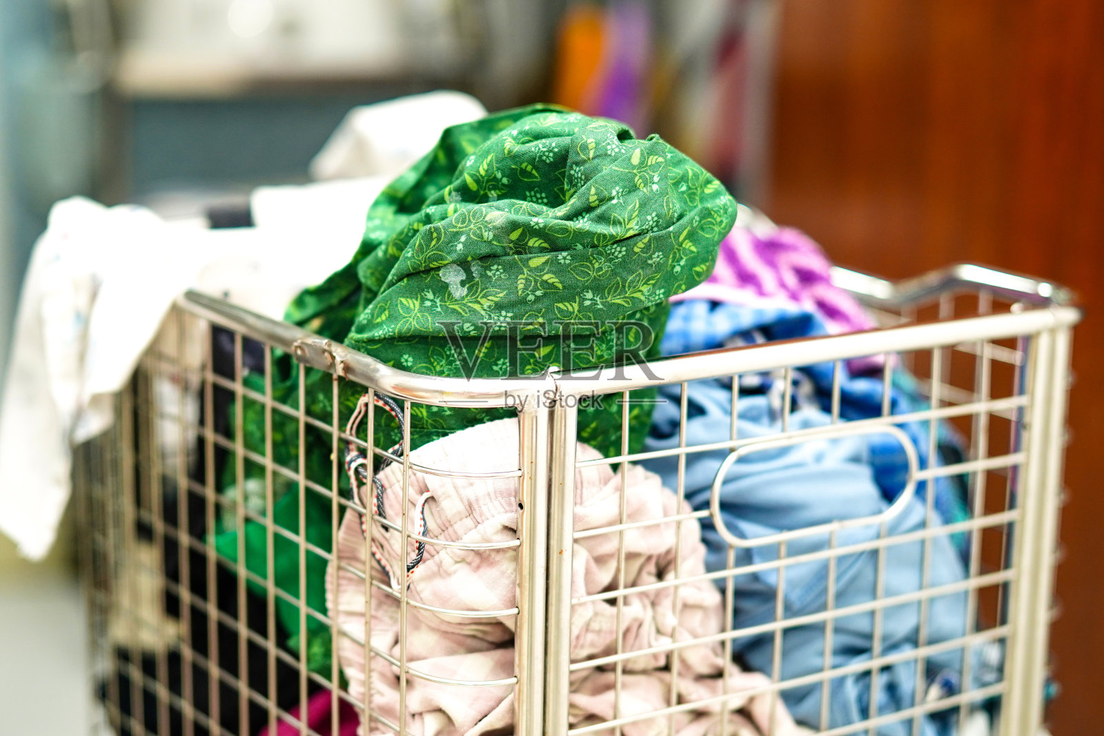 用过的布在篮子里准备在家里洗:洗衣概念。照片摄影图片