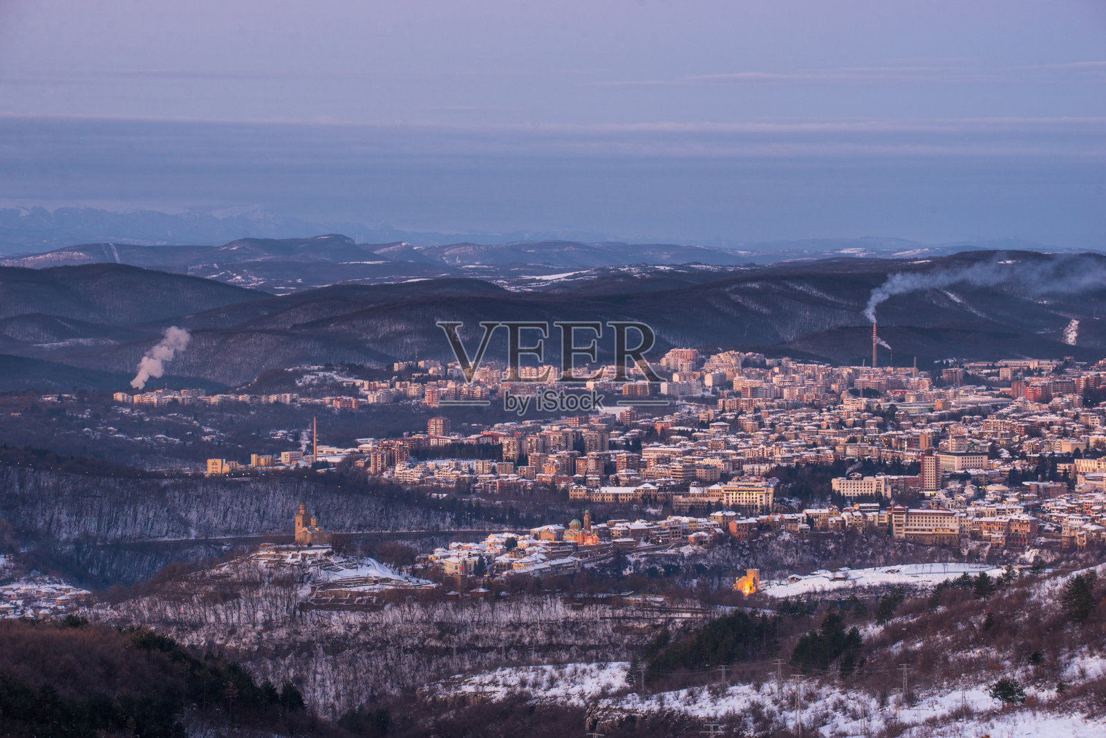 冬天的城市景观，日出前几分钟。维利科·塔诺沃是沙列韦王朝的堡垒照片摄影图片