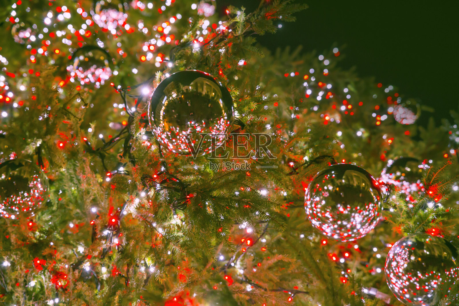一个圣诞树灯和装饰品的特写照片摄影图片