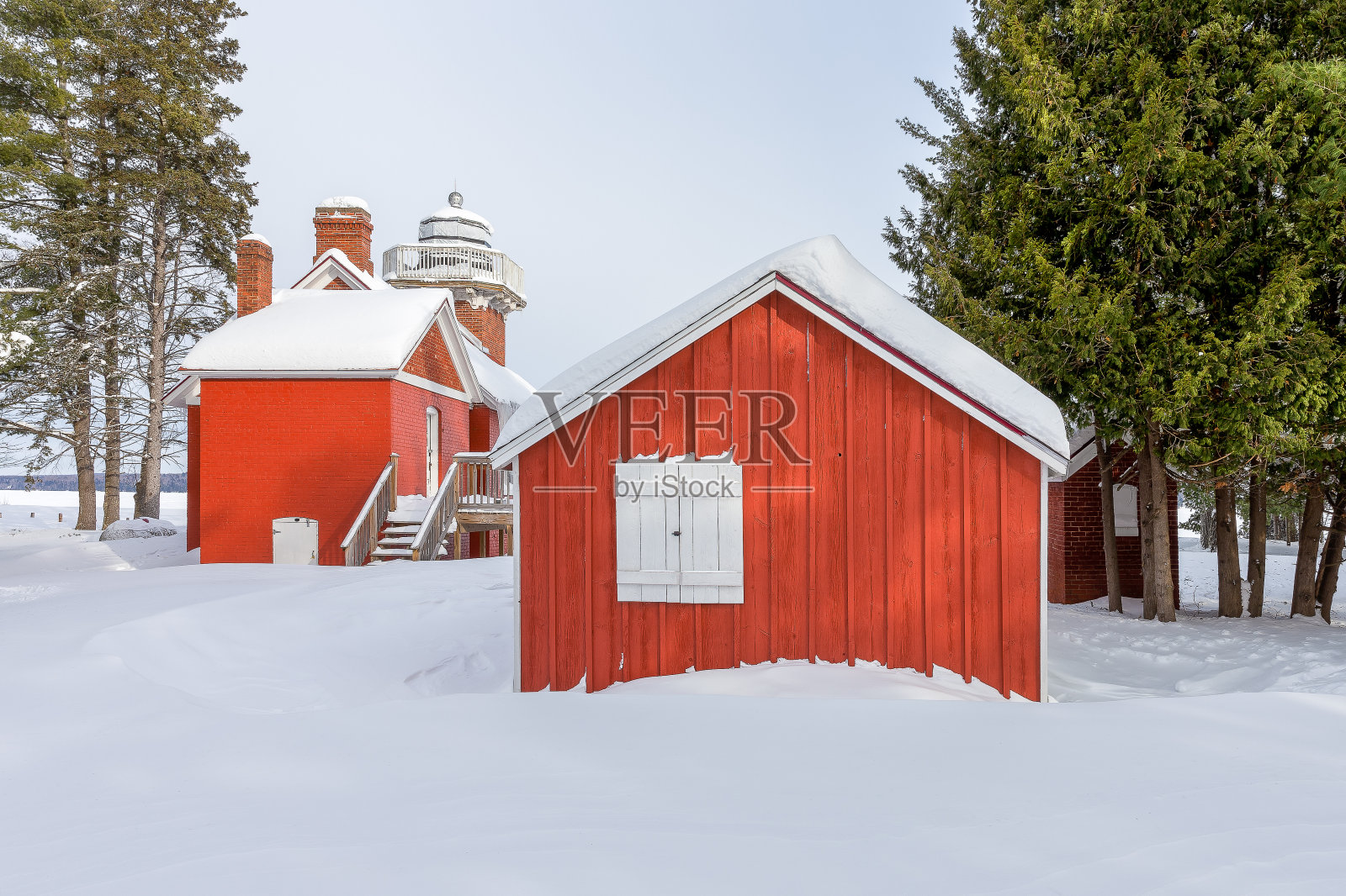 深雪下的红色建筑照片摄影图片