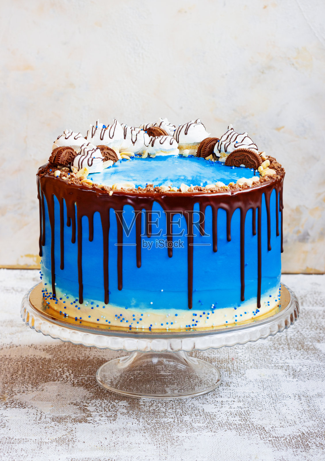 海洋风格的蓝色奶油蛋糕，以巧克力为背景照片摄影图片