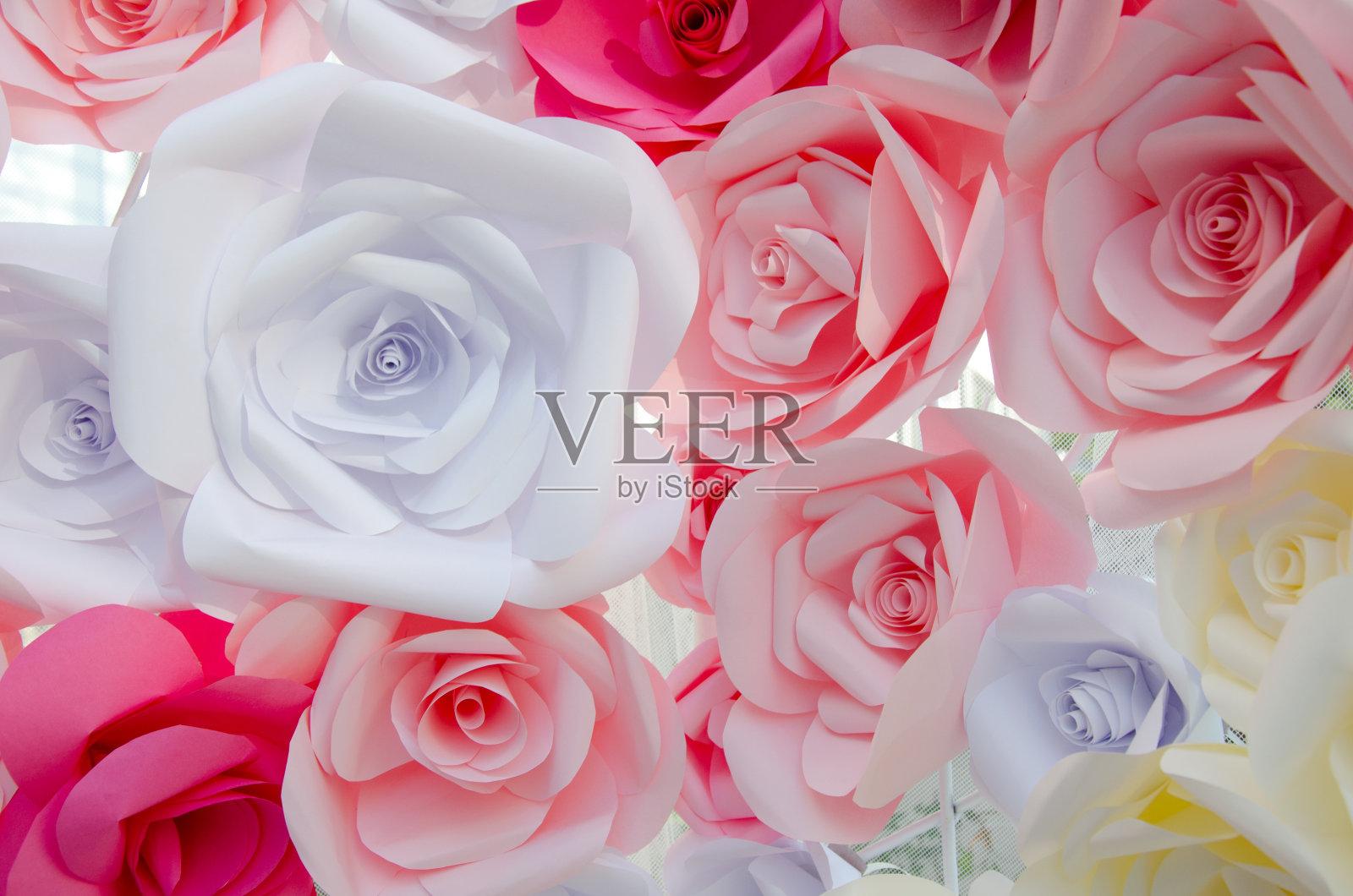一束彩色的折纸玫瑰形成花卉背景照片摄影图片