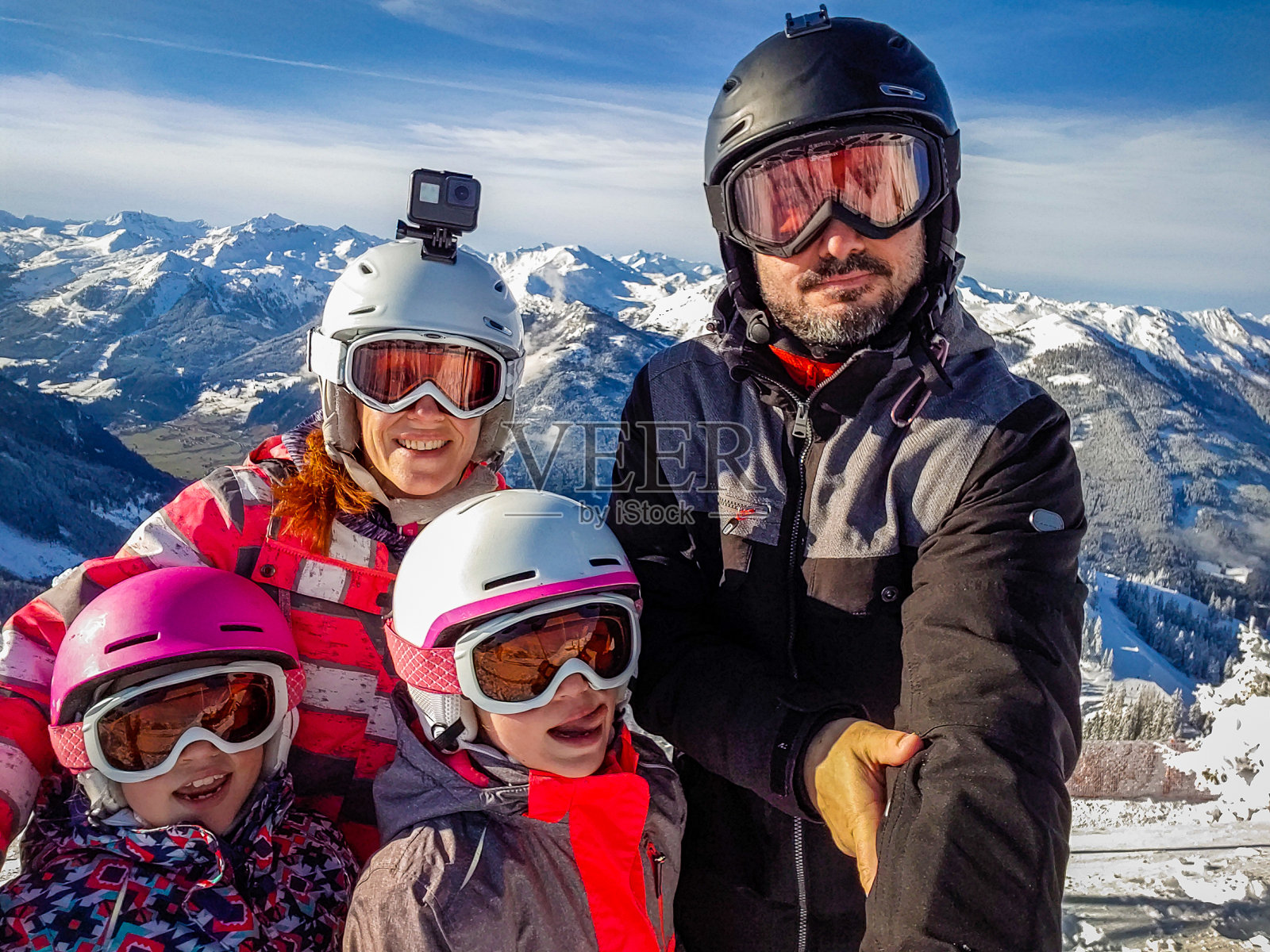 家人享受冬季假期的自拍在滑雪装备。照片摄影图片