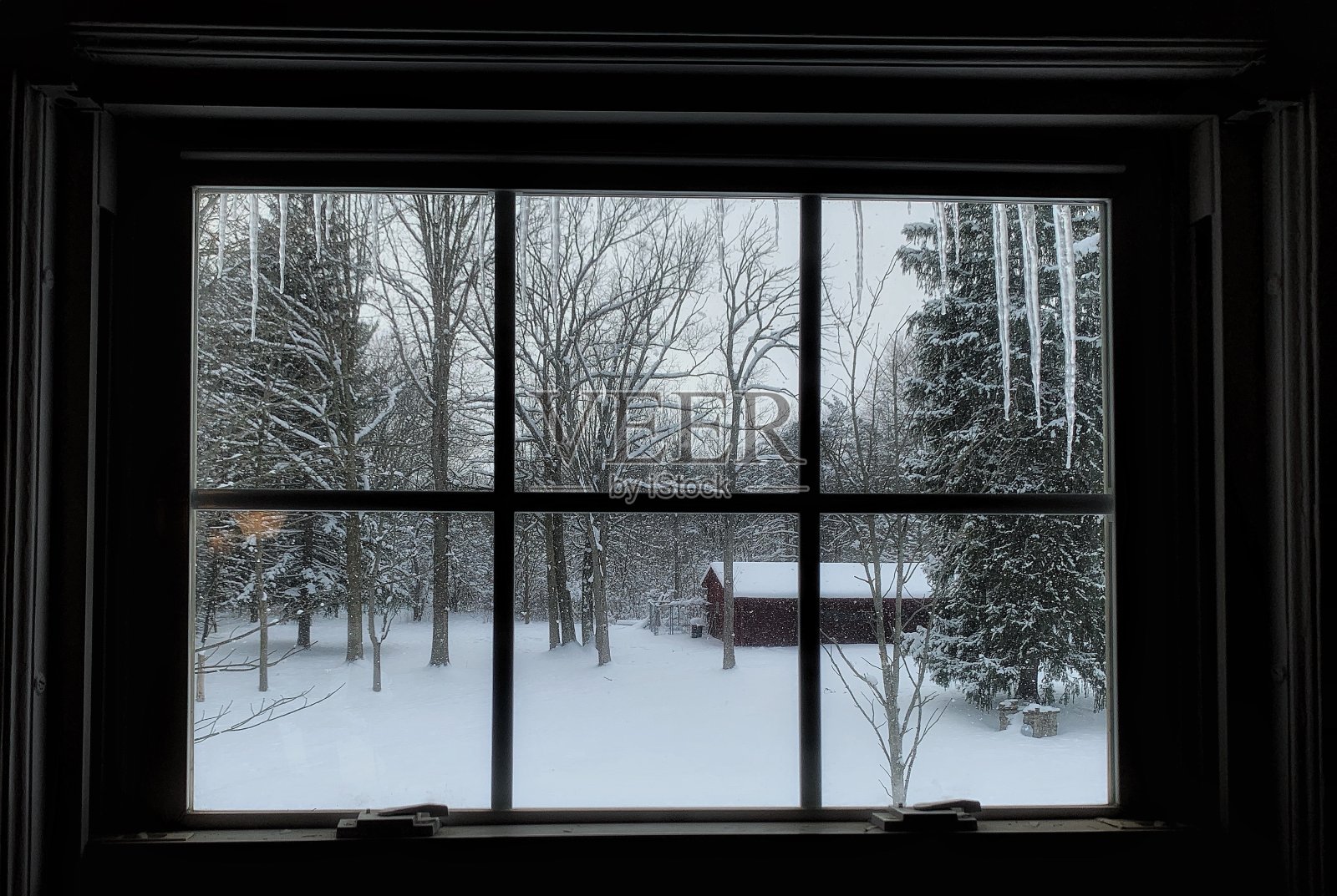 冬天的牲口棚透过窗户在奥克伍德村，俄亥俄州照片摄影图片