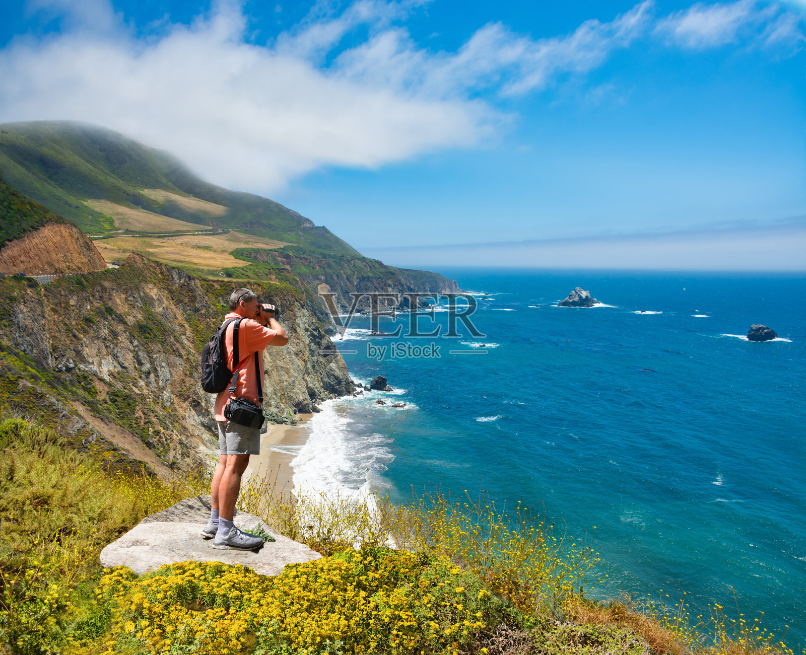 一名男子在加利福尼亚享受假期徒步旅行。照片摄影图片