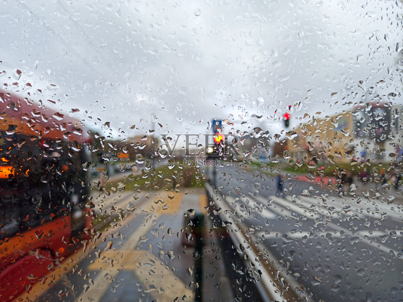 雨天等公车站时从后面看湿玻璃照片摄影图片