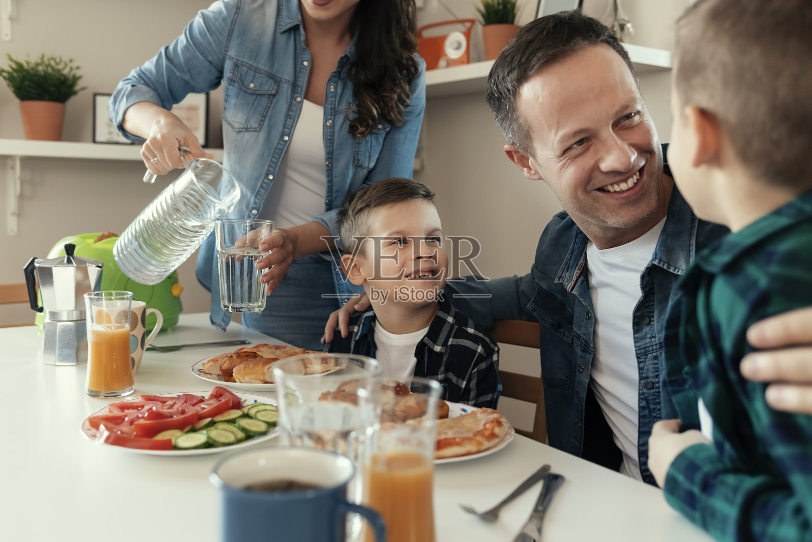 当你和家人一起吃的时候，食物味道会更好照片摄影图片