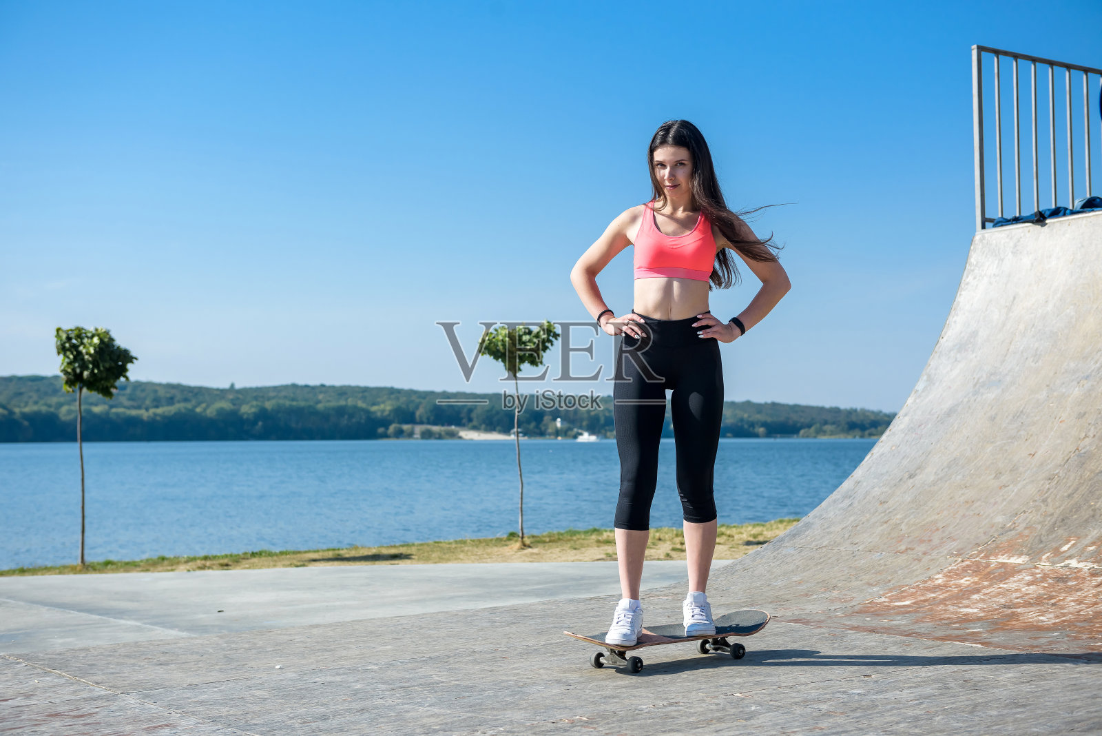 少女滑滑板。健康的生活方式。照片摄影图片
