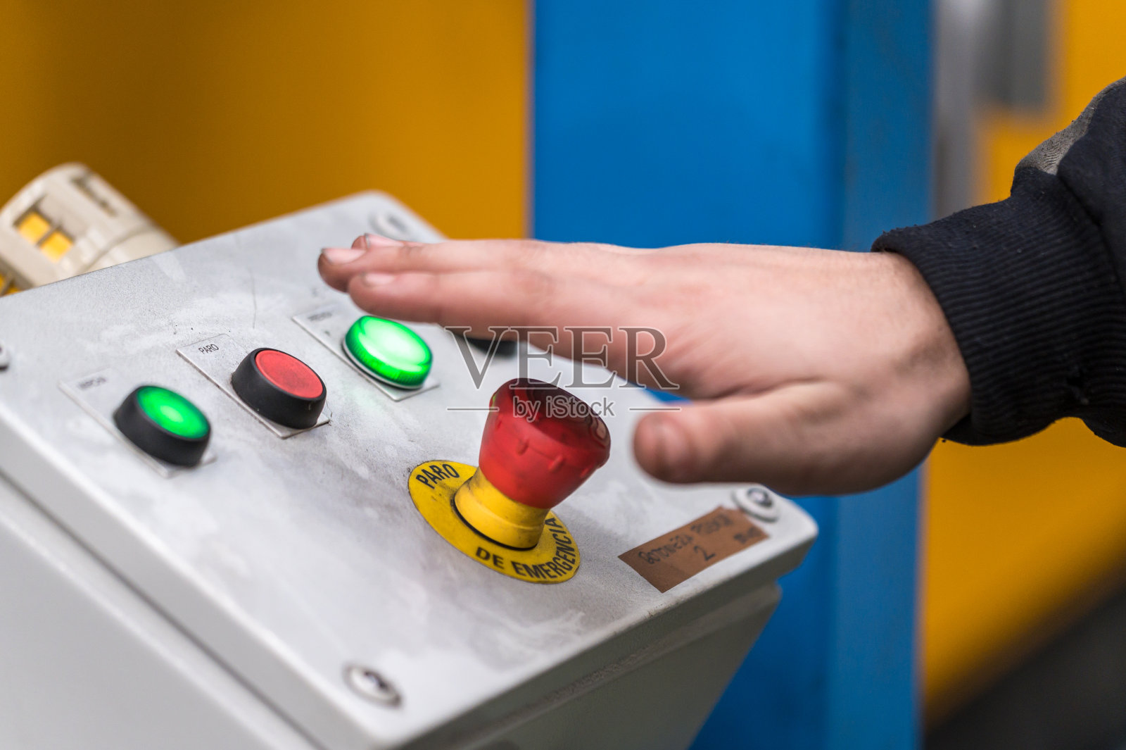 手动按下红色紧急按钮或工业机器停止按钮，紧急停止为安全。照片摄影图片