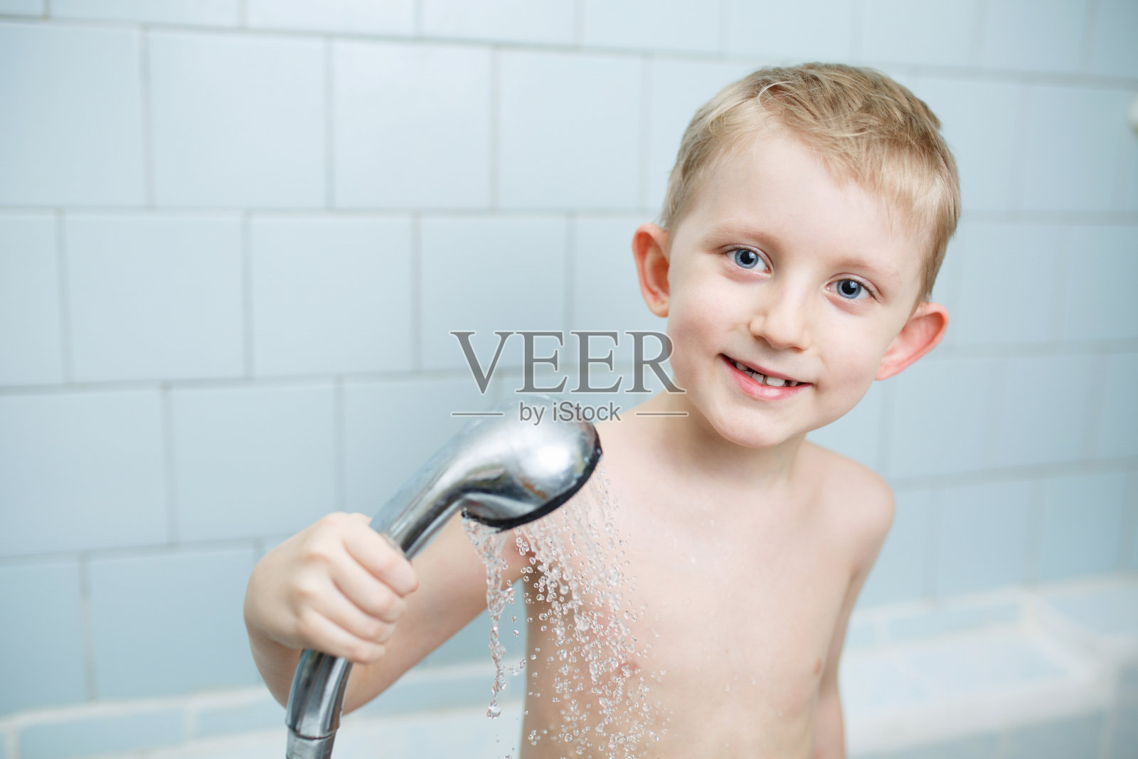 小男孩在淋浴间洗澡照片摄影图片